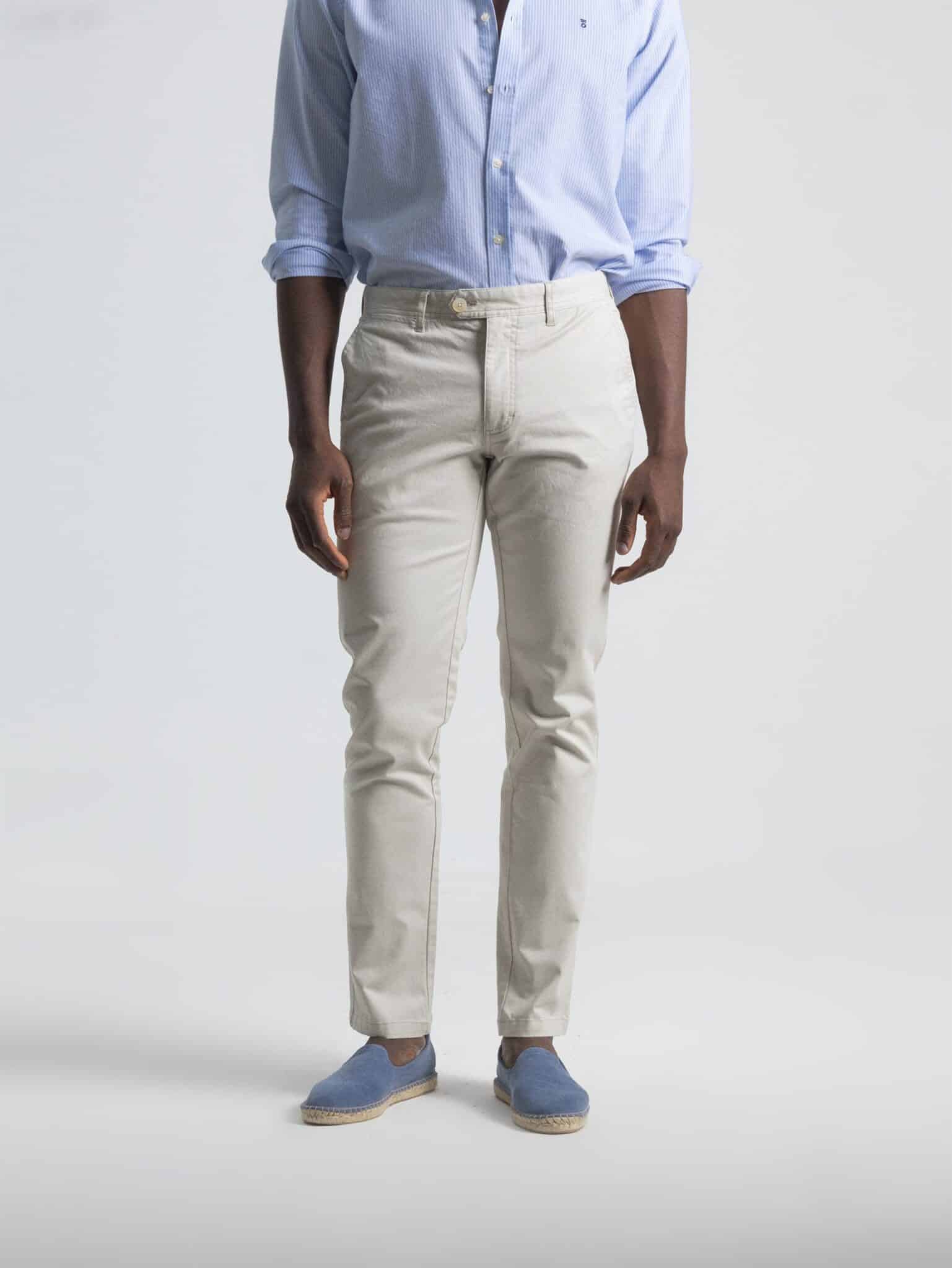 Pantalón chino marfil corte recto PuroEgo, tiro medio y color crema claro