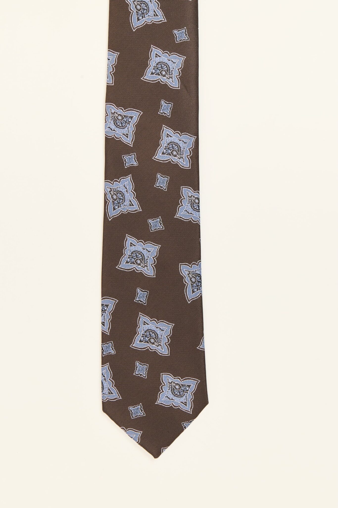 Corbata café con estampado clásico, modelo PuroEgo