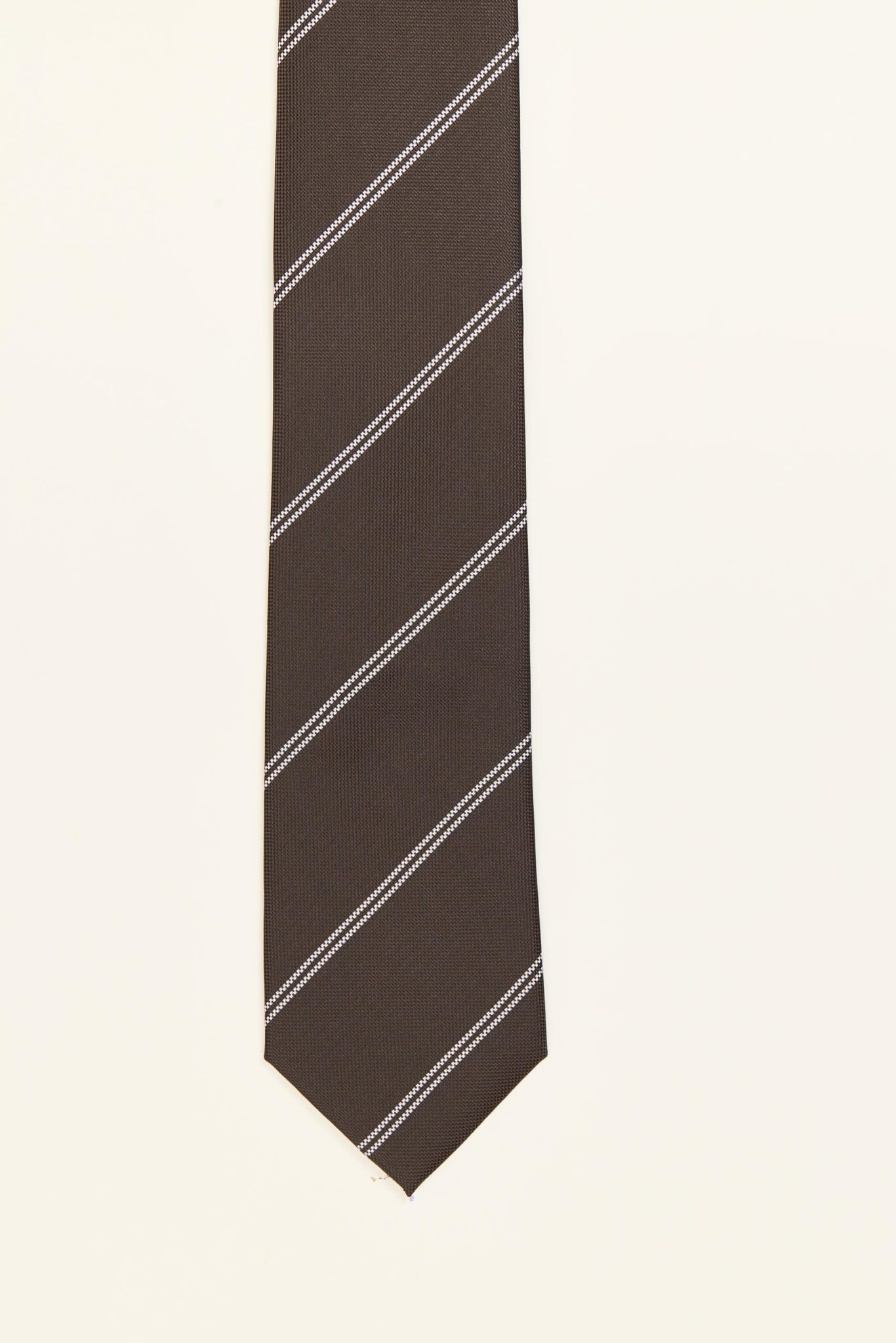 Corbata café con rayas regimental diagonales, modelo PuroEgo