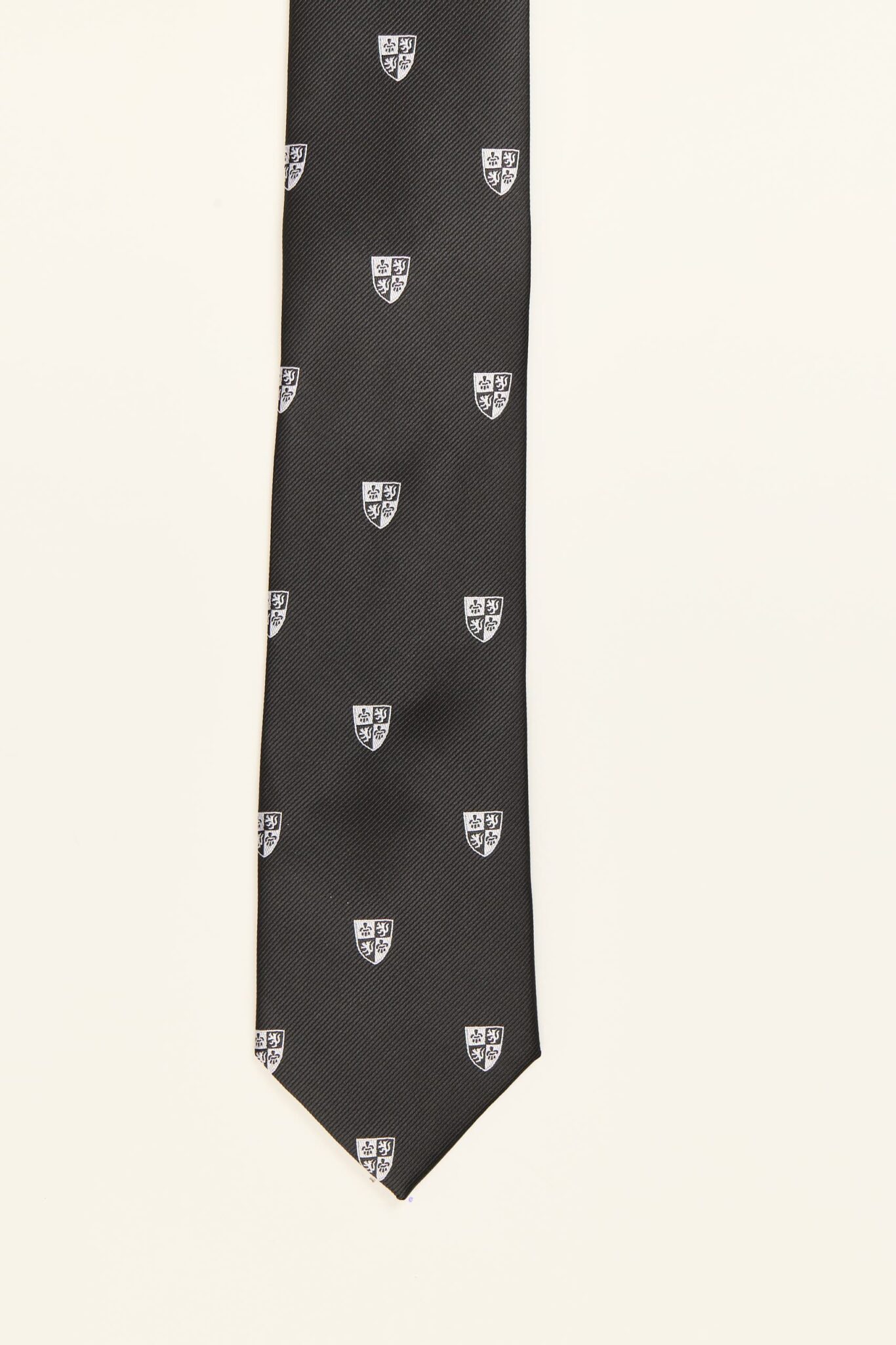 Corbata negra PuroEgo con patrón de escudos repetidos, ancho clásico