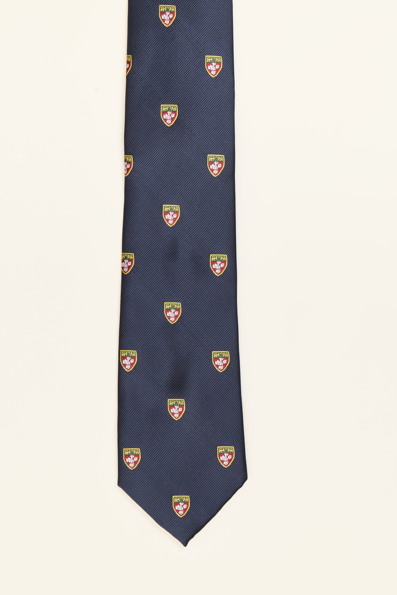 Corbata azul marino con patrón de escudos en contraste, modelo PuroEgo