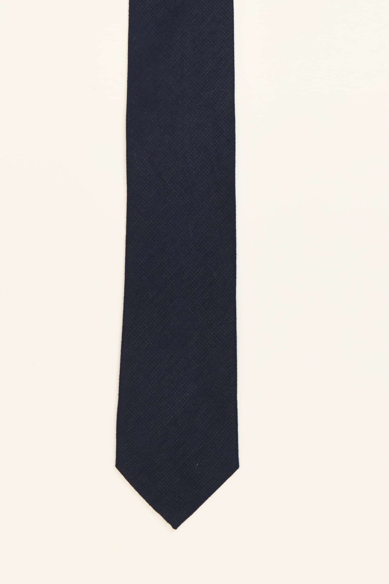 Corbata azul marino con textura soft y acabado mate, modelo PuroEgo