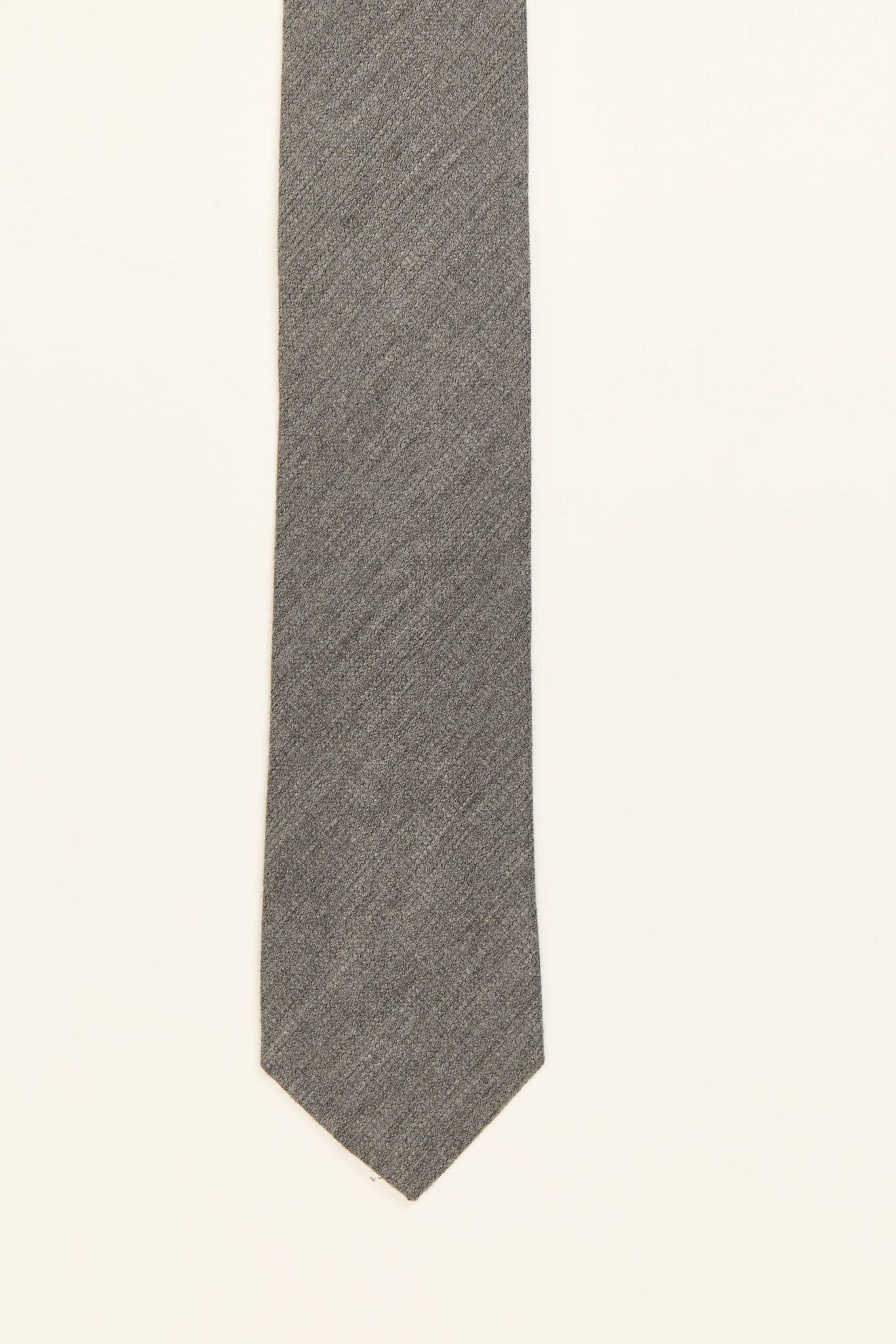 Corbata gris con textura soft mate y relieve discreto, modelo PuroEgo
