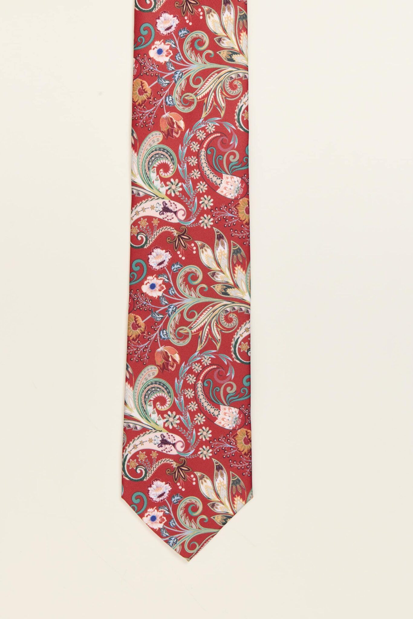 Corbata roja con estampado multicolor geométrico, modelo PuroEgo