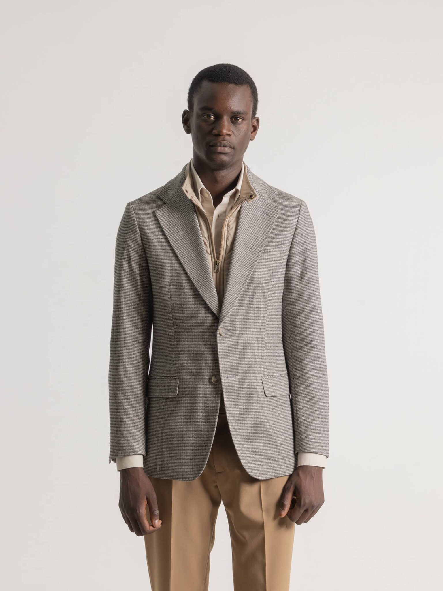Blazer beige con patrón micro houndstooth y chaleco interior desmontable, modelo PuroEgo