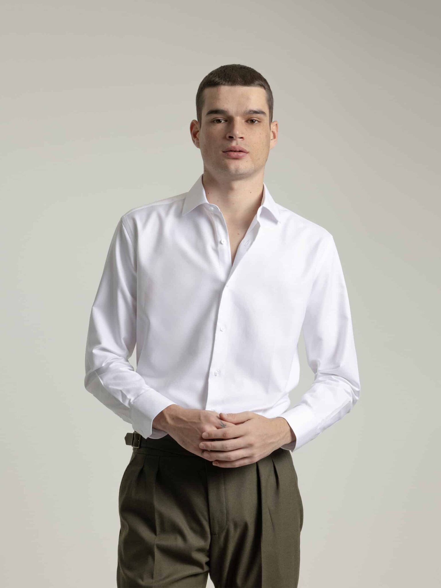 Camisa blanca PuroEgo con cuello italiano y tejido twill de trama diagonal