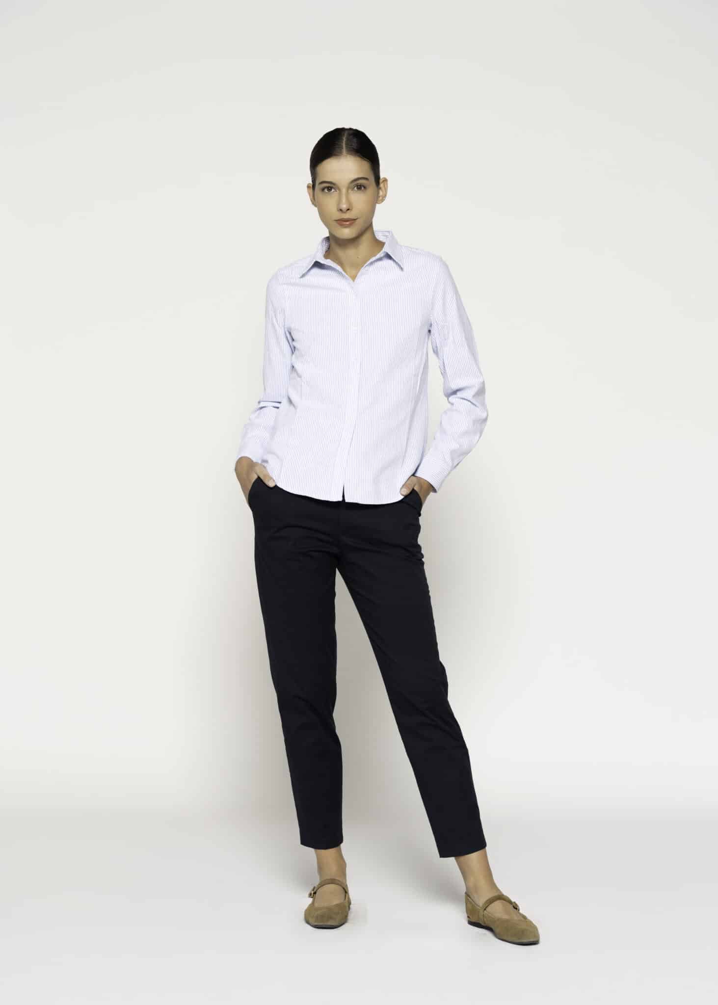 Blusa a rayas finas azules y blancas con cuello clásico y manga larga, modelo Formentera, frente.