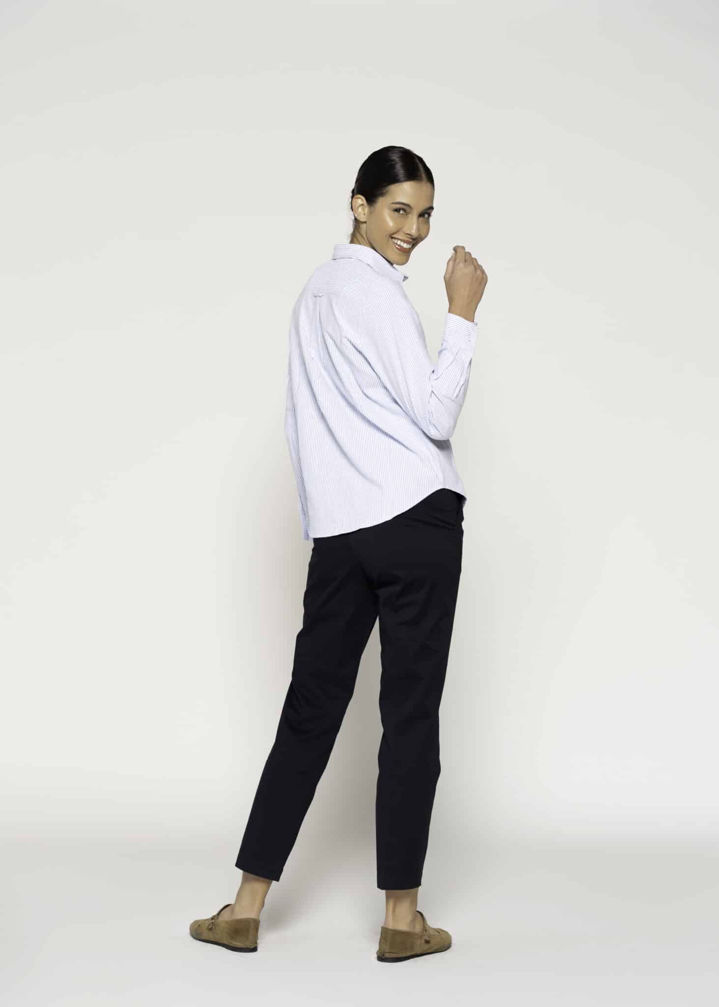 Blusa a rayas finas azules y blancas con cuello clásico y manga larga, modelo Formentera, frente.