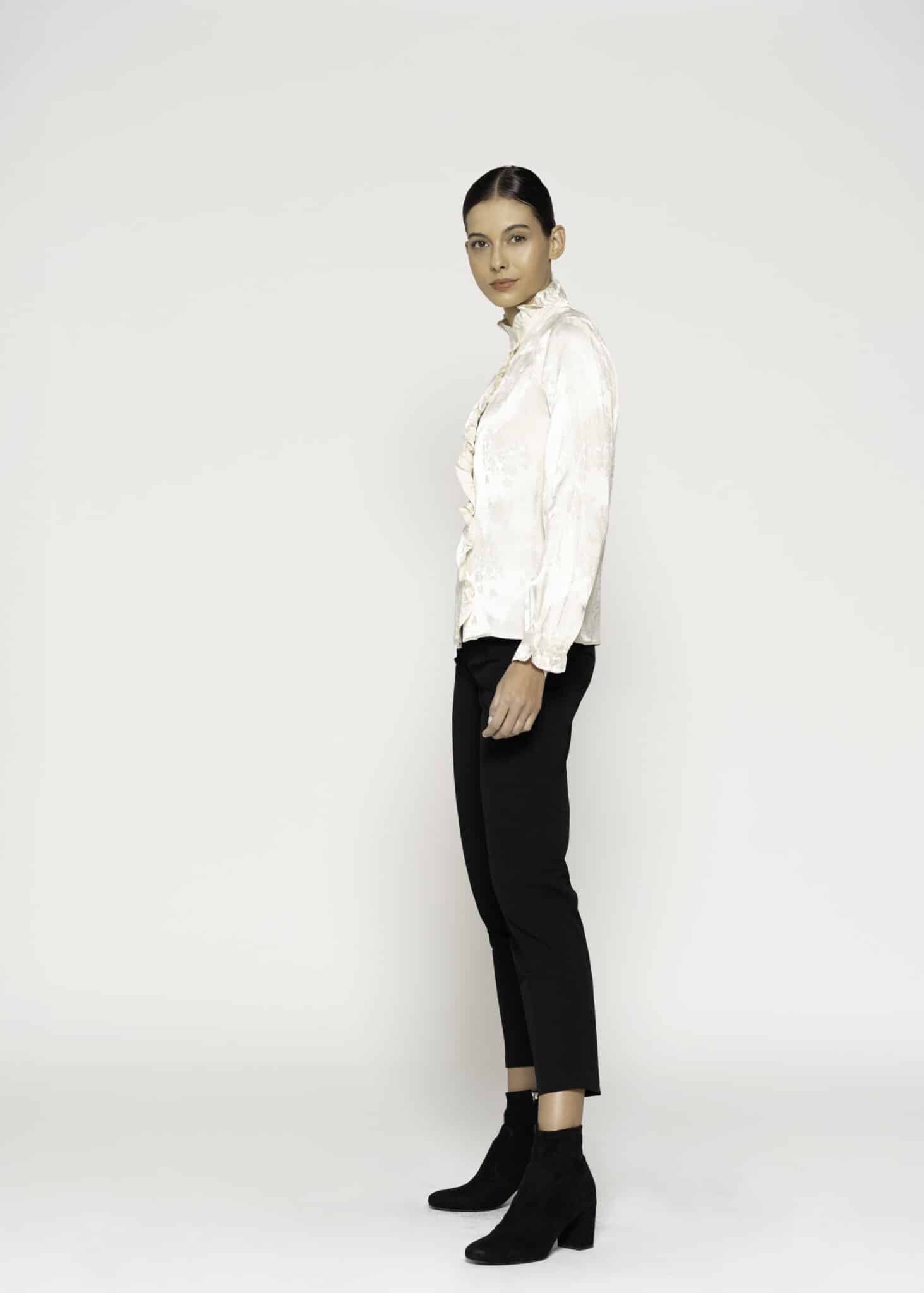 Blusa beige satinada con cuello alto y volados al frente, mangas largas, modelo Formentera.