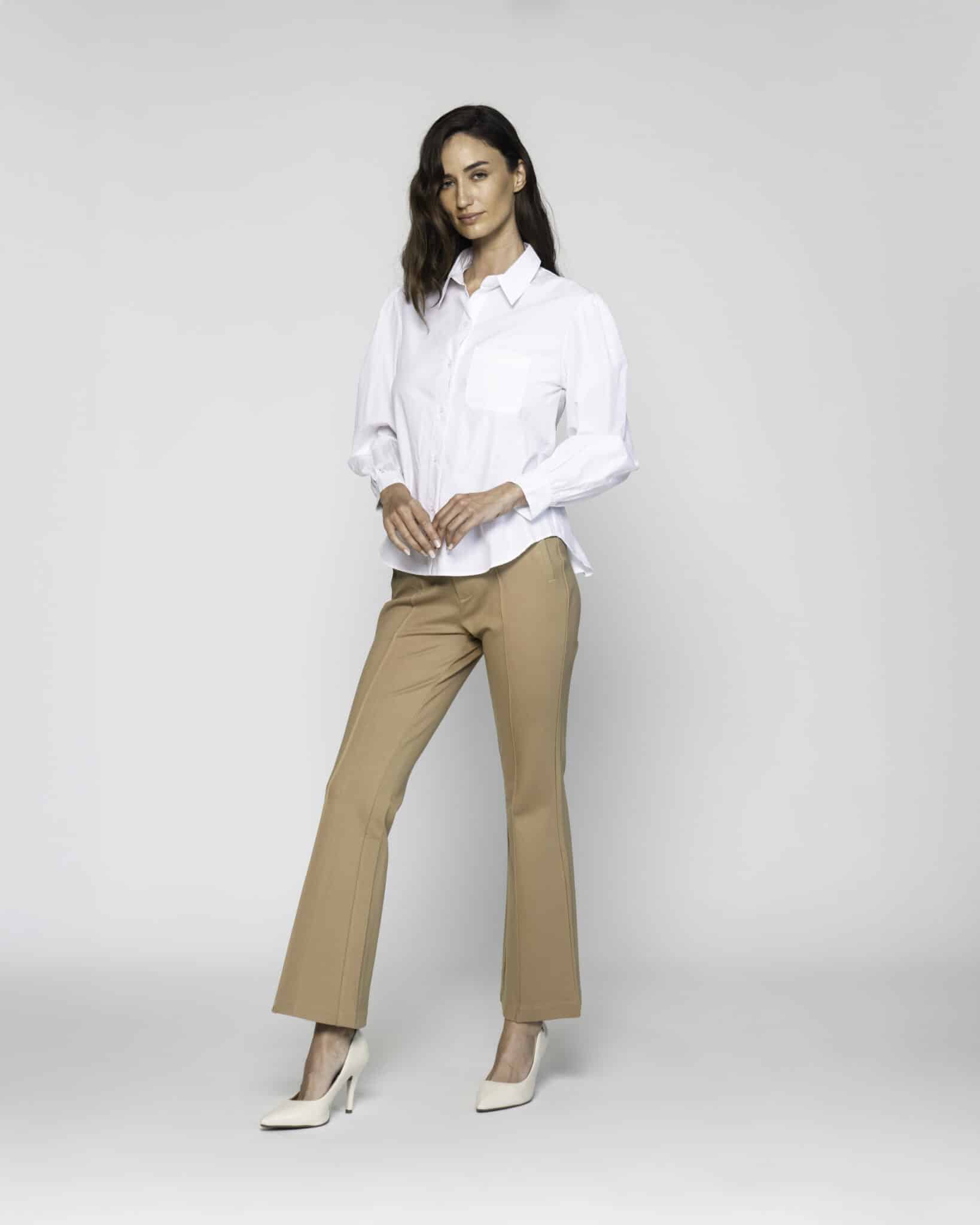 Blusa blanca con cuello camisero, cinturón en la cintura y manga larga, modelo Formentera, frente.