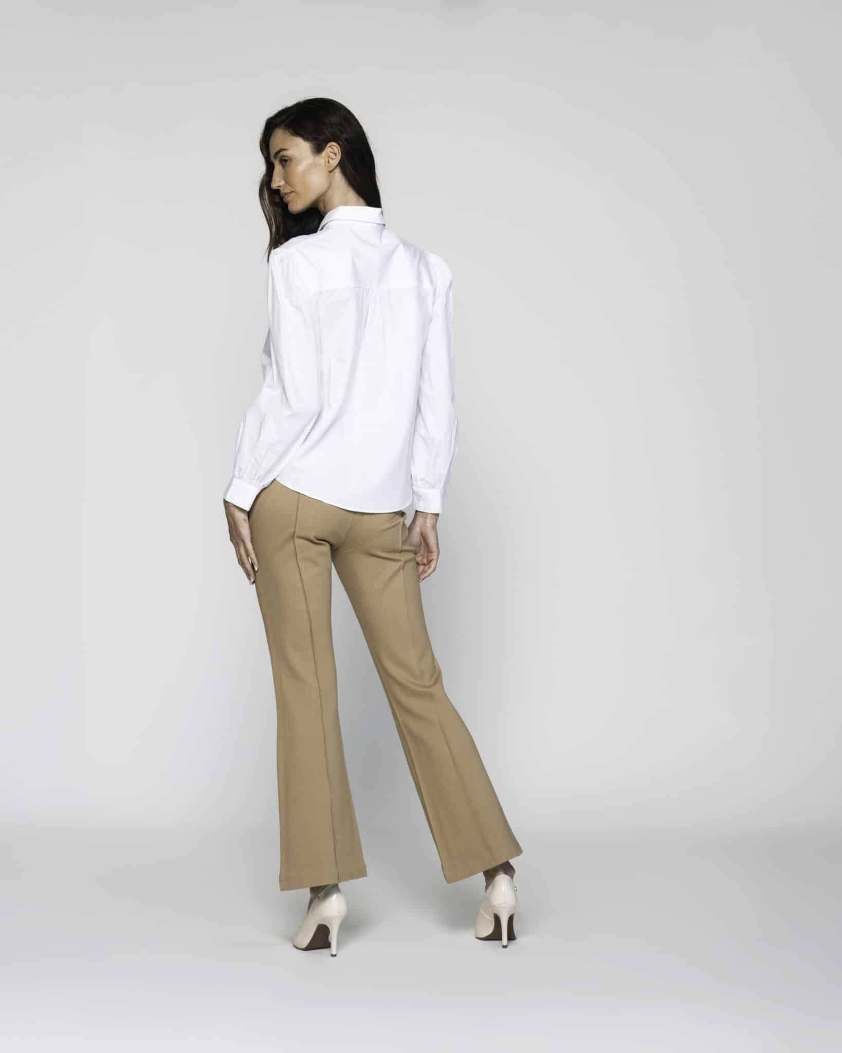 Blusa blanca con cuello camisero, cinturón en la cintura y manga larga, modelo Formentera, frente.