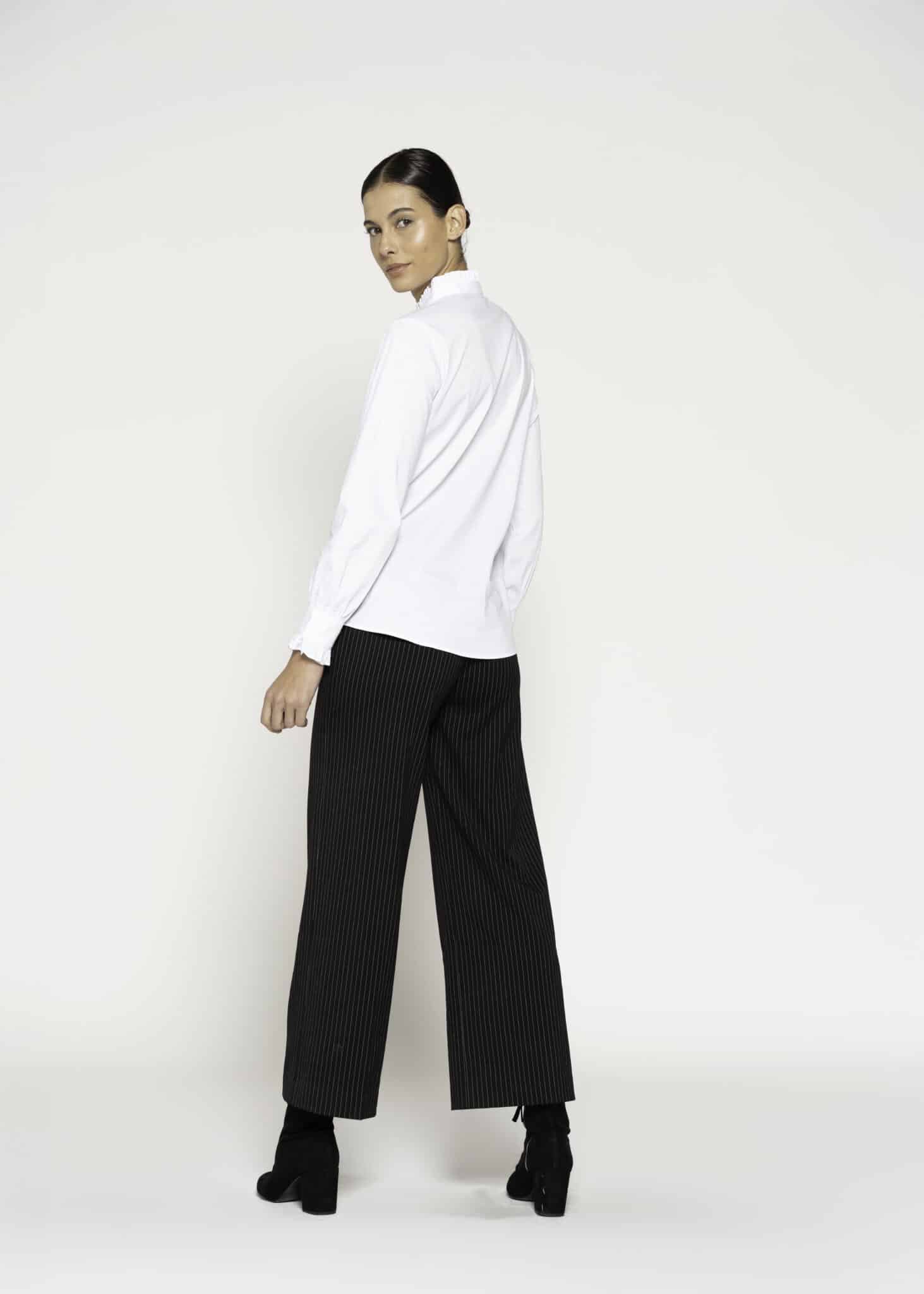 Blusa blanca con cuello mao y botones frontales, manga larga, modelo Formentera.