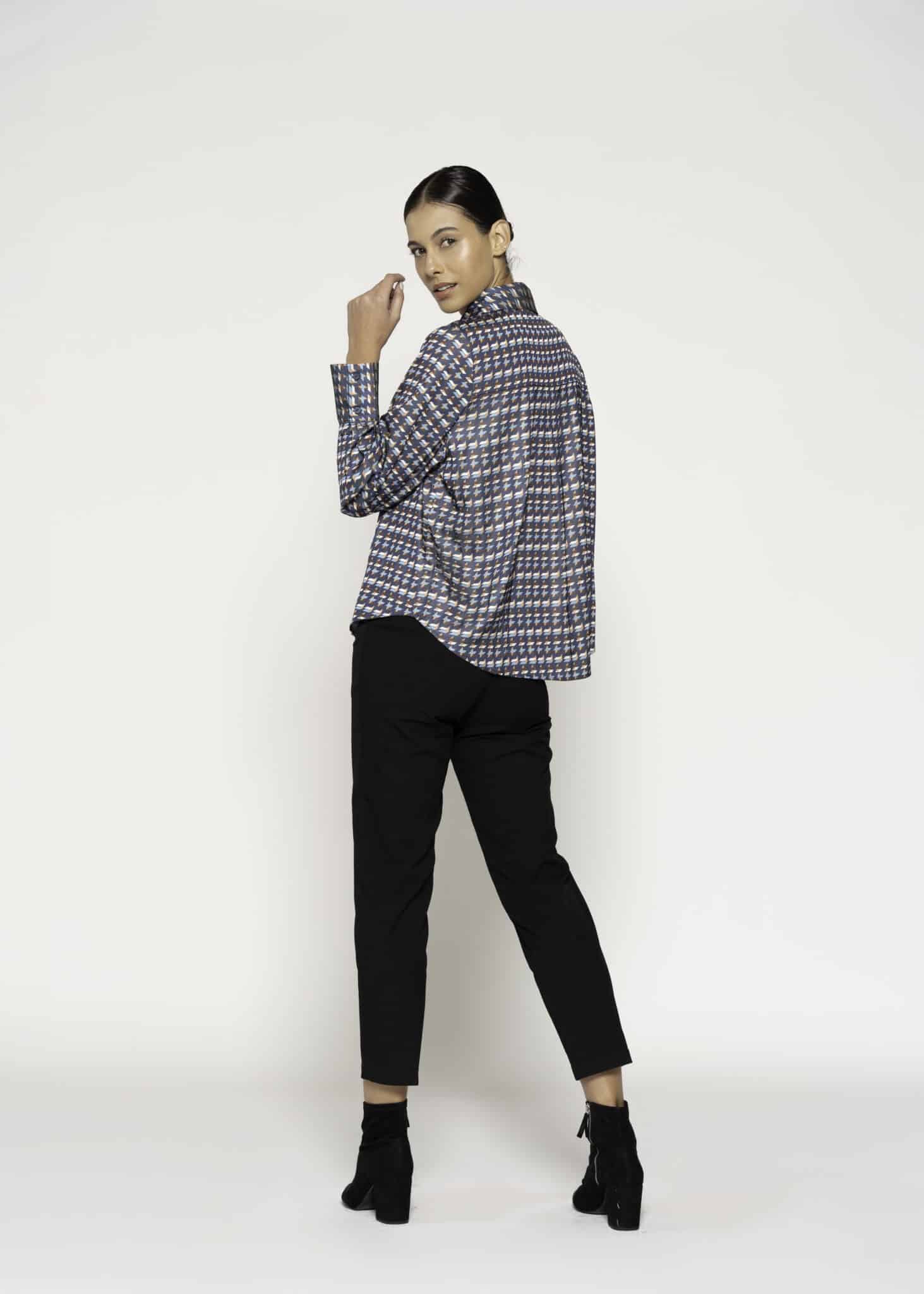 Blusa con estampado geométrico azul y gris, manga larga con cuello, modelo Formentera, frente.