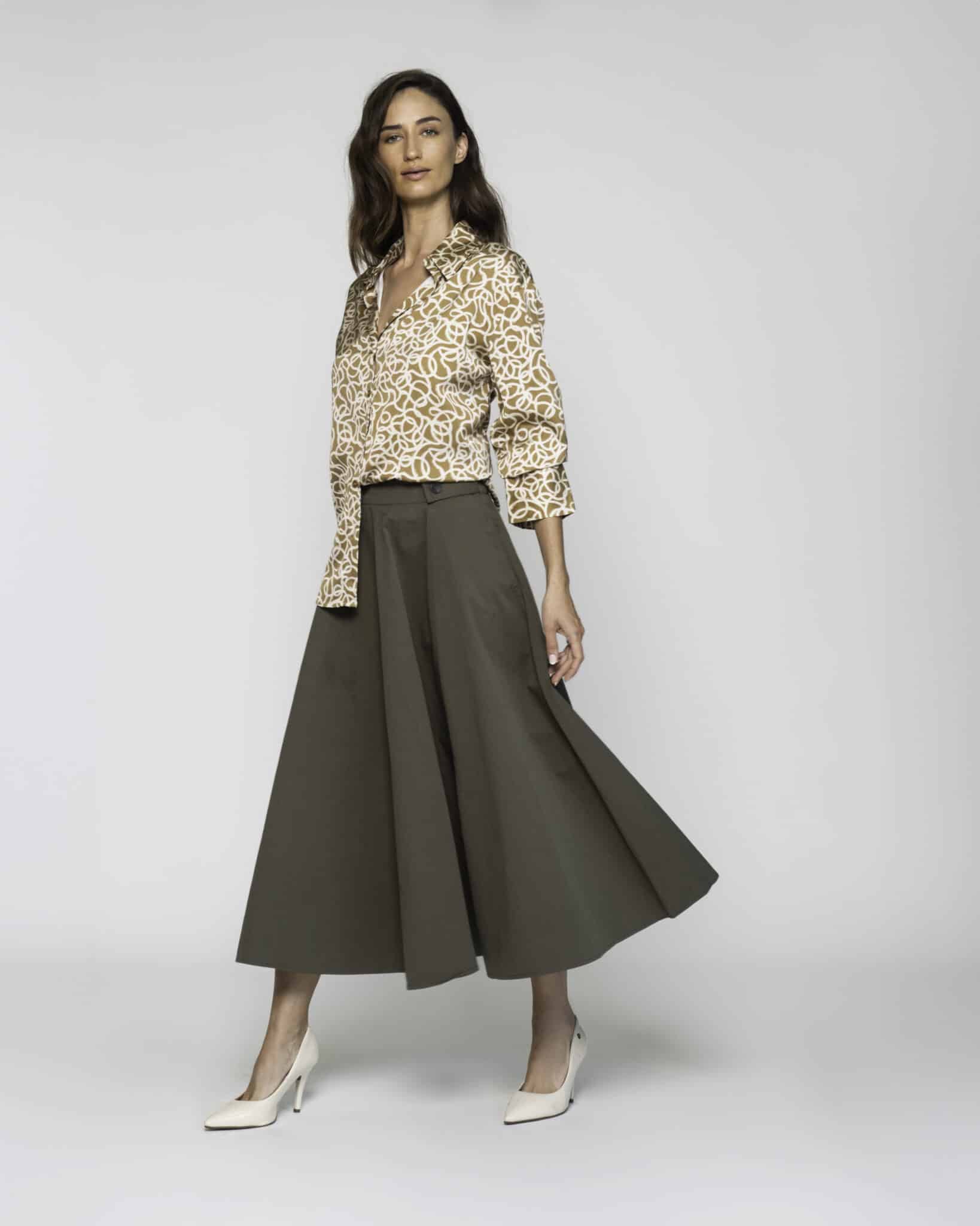 Blusa con estampado beige y dorado, cuello en V y manga 3/4, modelo Formentera, frente.