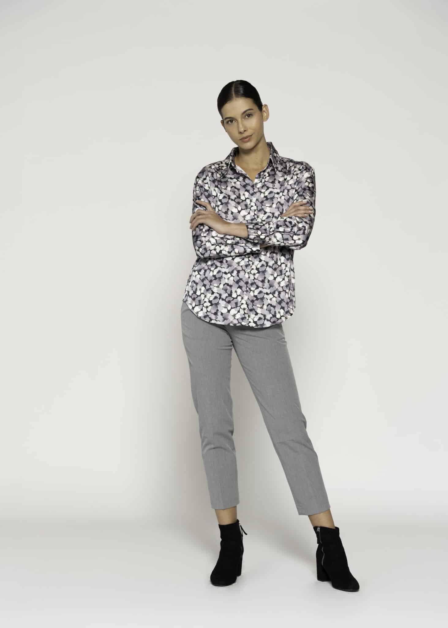Blusa con estampado rosa, gris y blanco, cuello clásico y manga larga, modelo Formentera, frente.