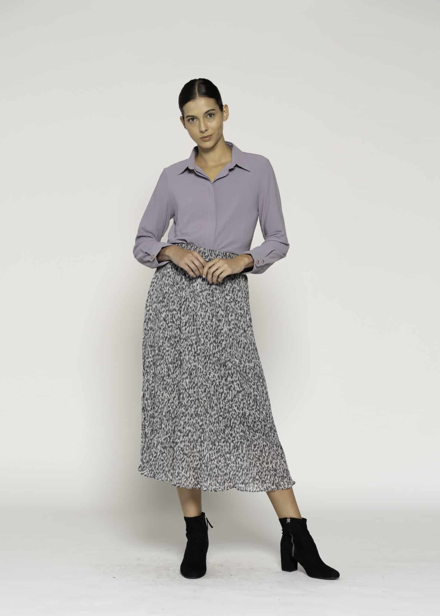 Blusa morada con cuello clásico y manga larga, modelo Formentera, vista frontal