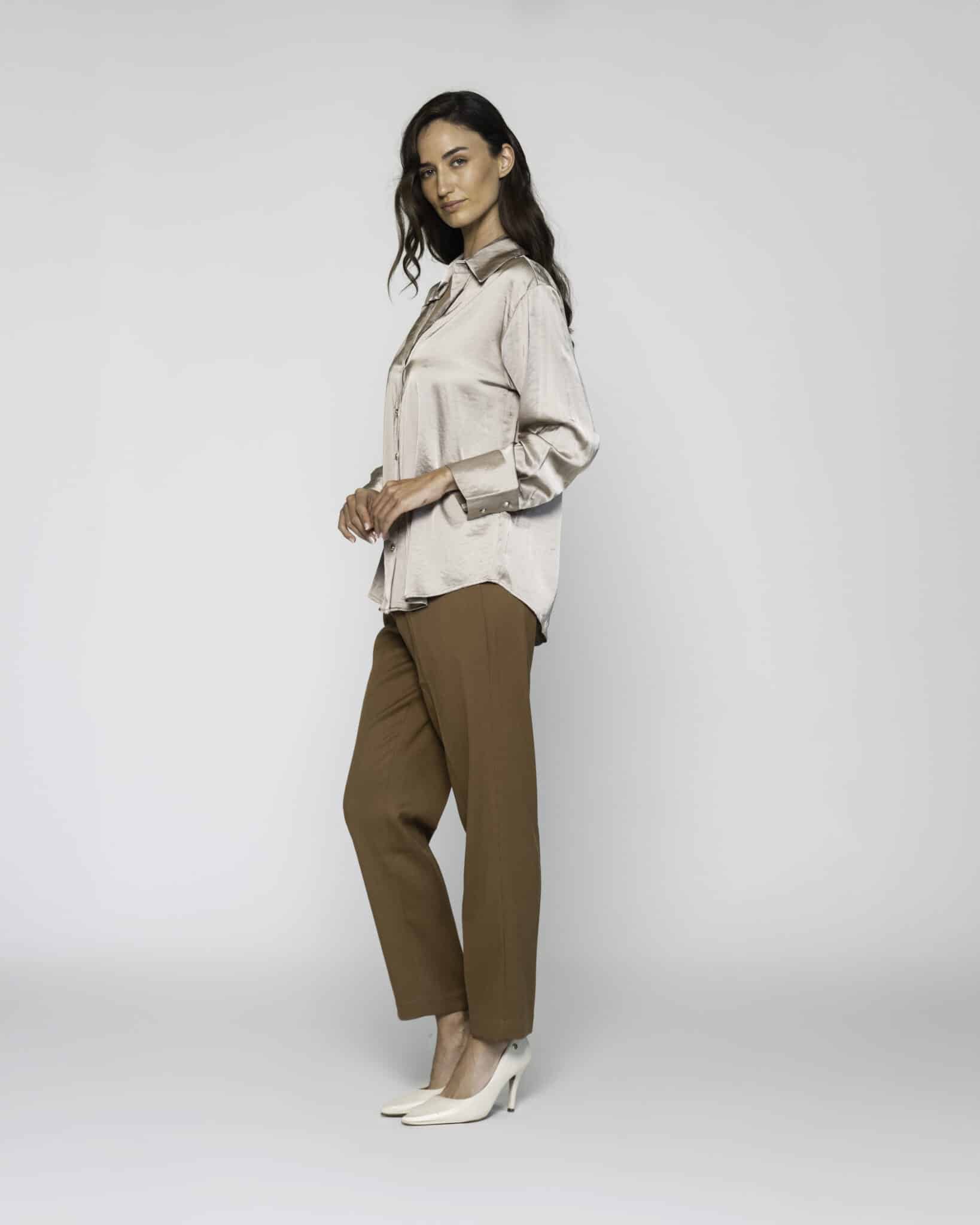 Blusa satinada beige con cuello camisero y botones, modelo Formentera, vista frontal.