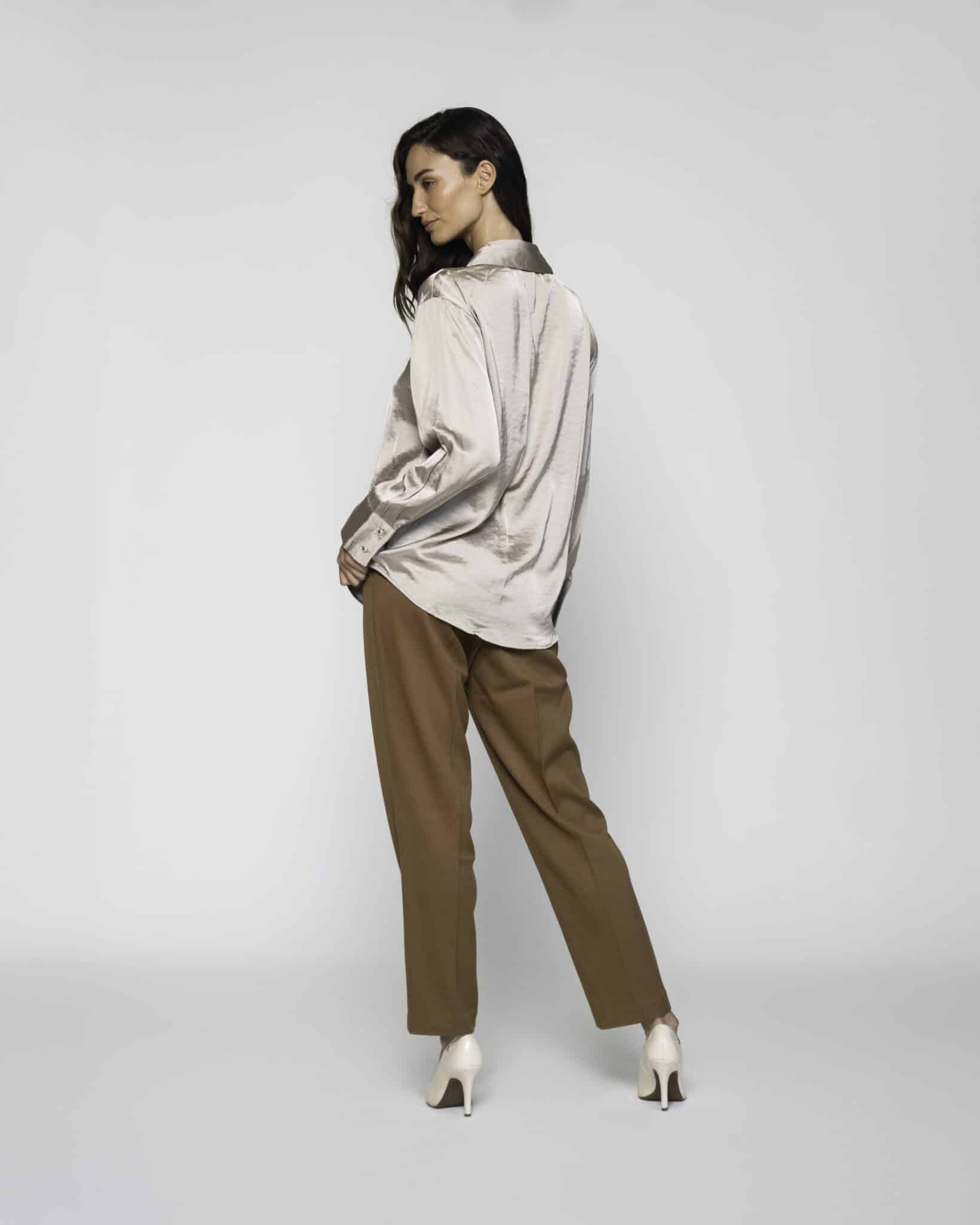 Blusa satinada beige con cuello camisero y botones, modelo Formentera, vista frontal.