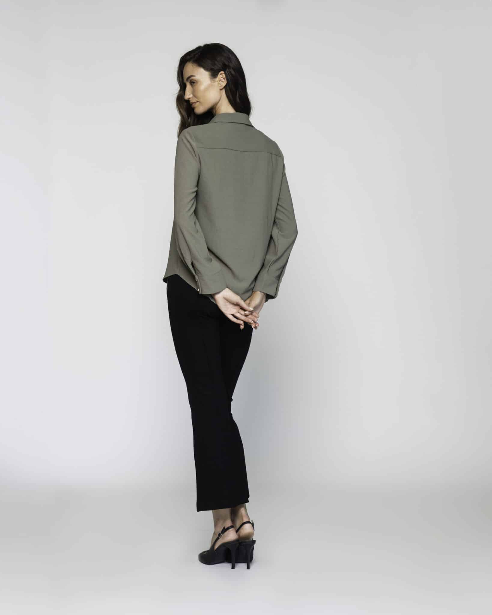 Blusa verde oliva con cuello camisero y manga larga, modelo Formentera, frente.