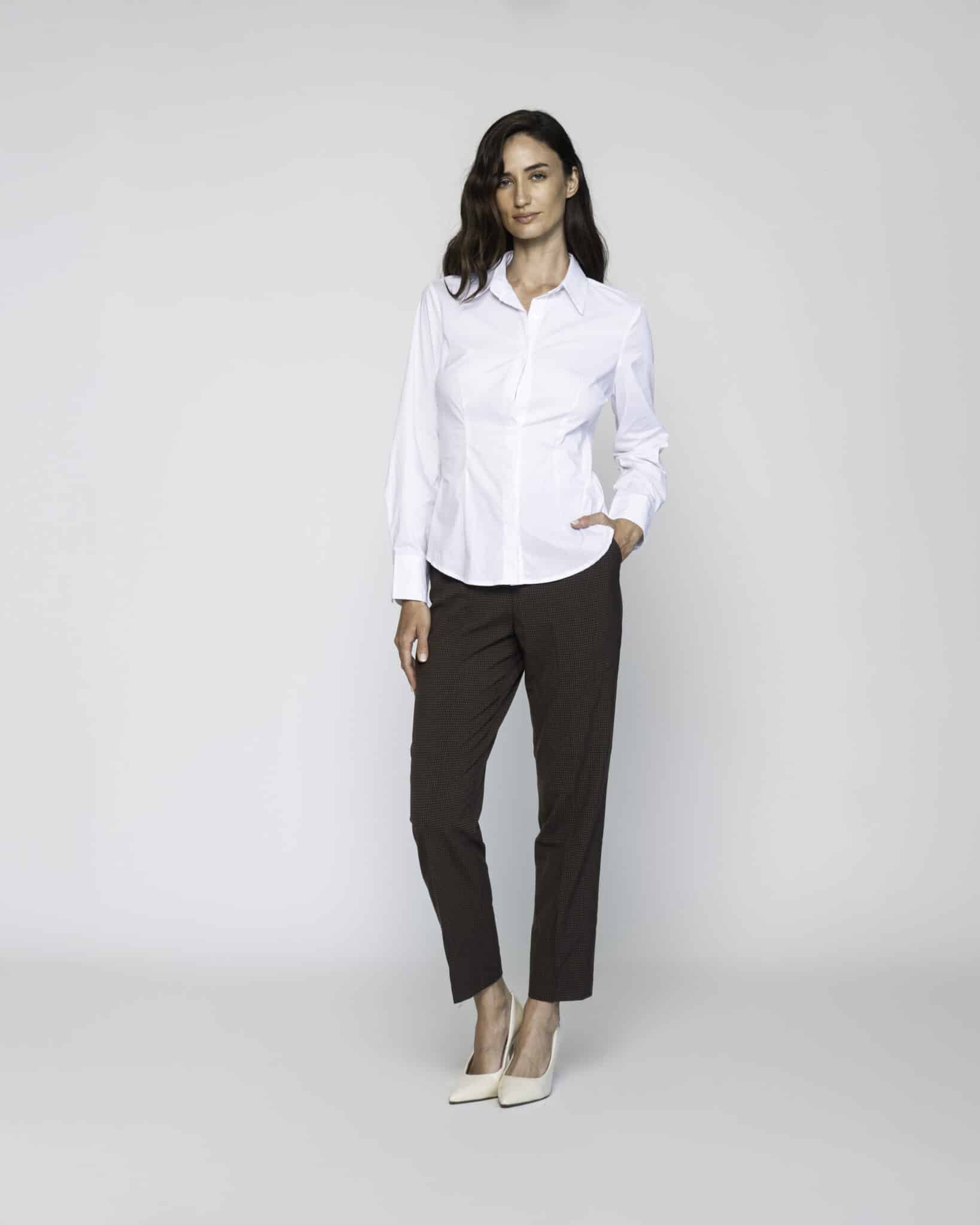 Camisa blanca con pinzas en el frente y cuello clásico, modelo Formentera, vista frontal.