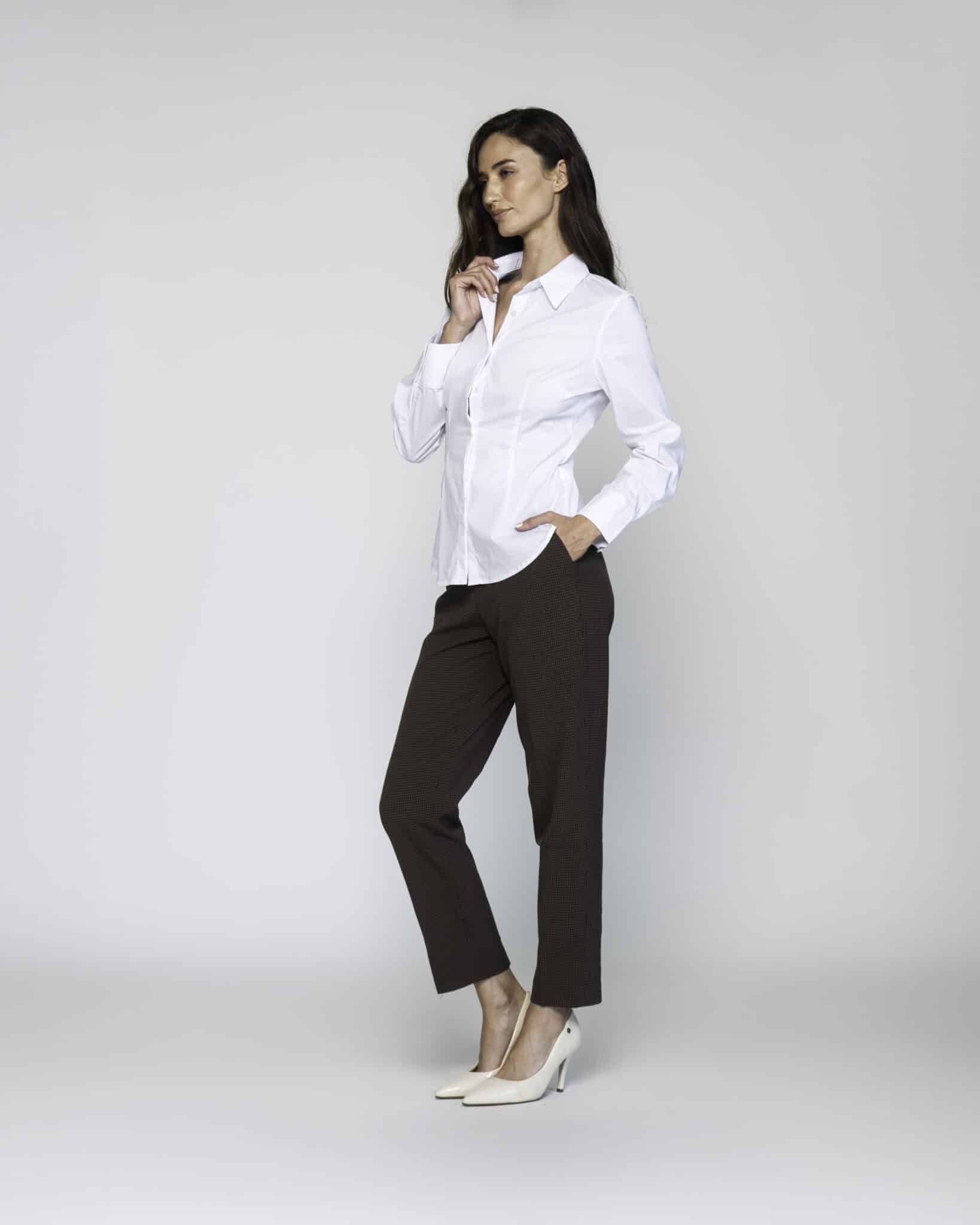 Camisa blanca con pinzas en el frente y cuello clásico, modelo Formentera, vista frontal.