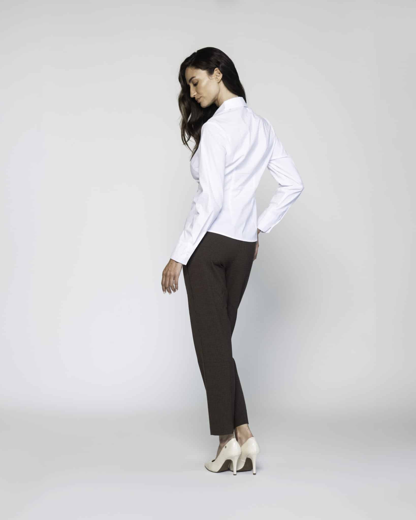 Camisa blanca con pinzas en el frente y cuello clásico, modelo Formentera, vista frontal.