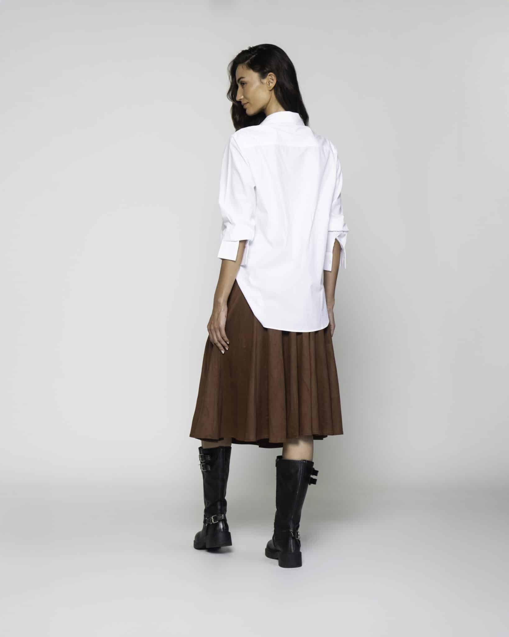 Camisa blanca oversize con manga 3/4 y largo asimétrico, modelo Formentera, vista frontal.