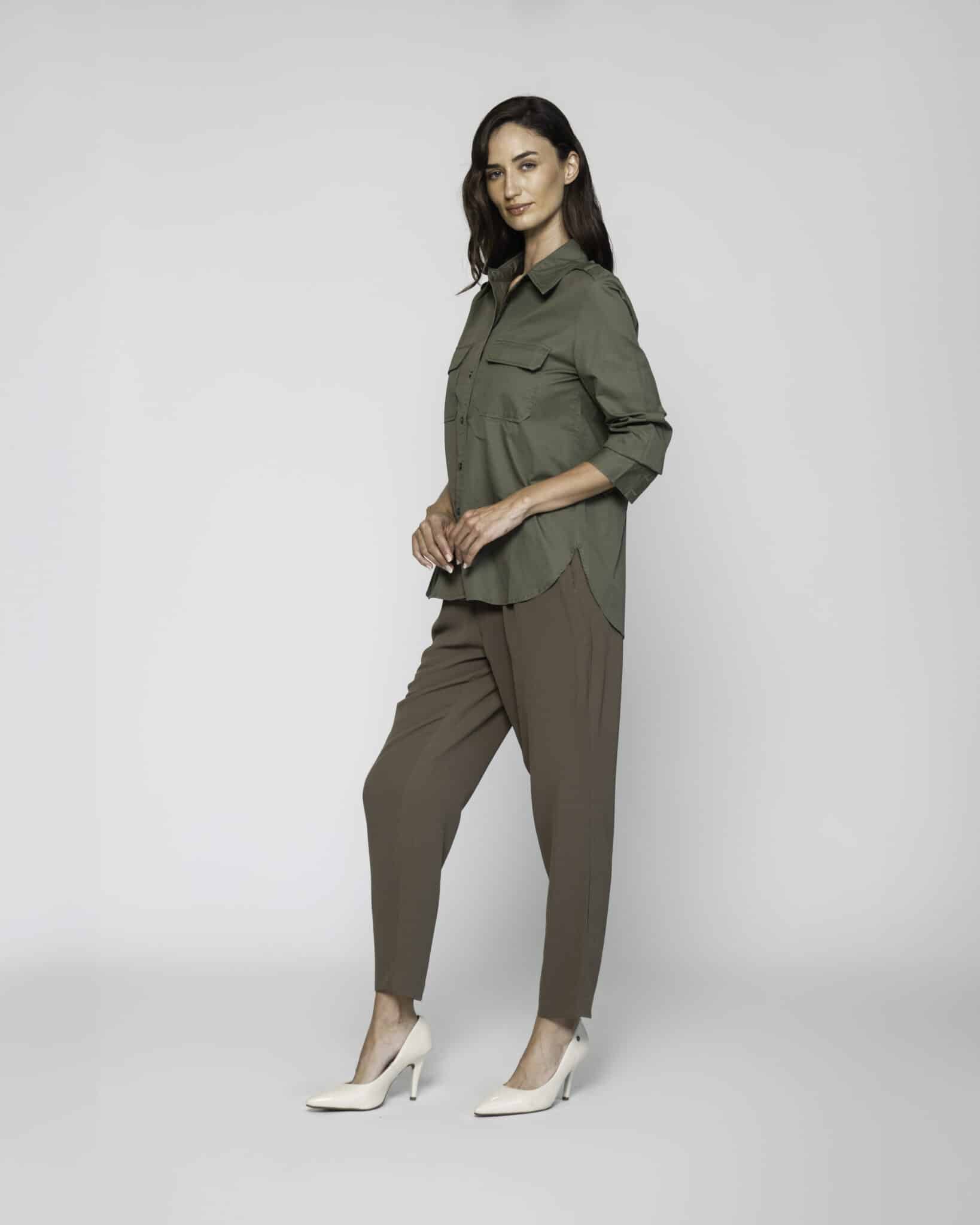 Camisa verde militar con dos bolsillos en el pecho y manga larga, modelo Formentera, frente.