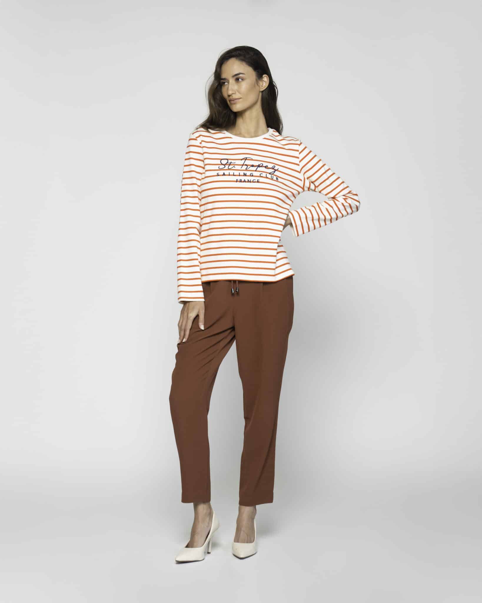Camiseta a rayas blancas y naranjas con bordado en el pecho, manga larga, modelo Formentera, frente.