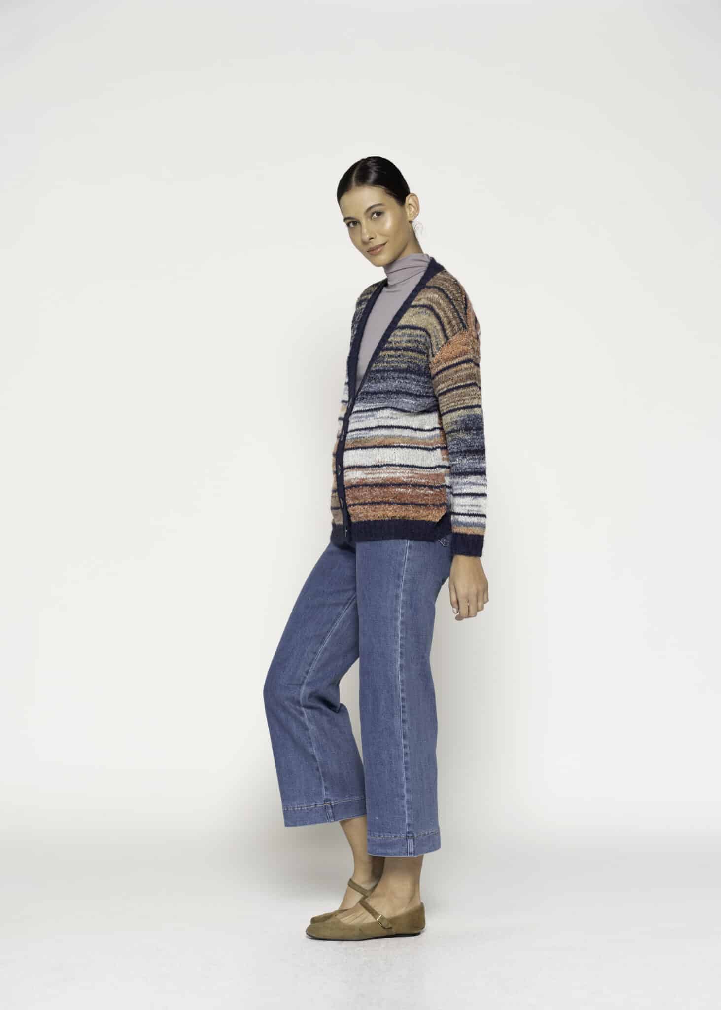 Cardigan tejido a rayas horizontales azul, beige, naranja y blanco con botones, modelo Formentera, frente.
