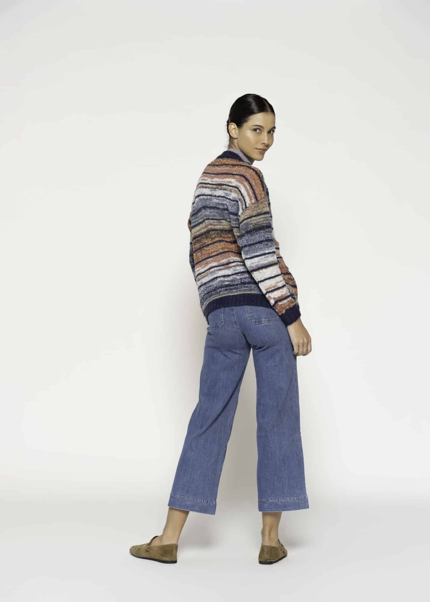 Cardigan tejido a rayas horizontales azul, beige, naranja y blanco con botones, modelo Formentera, frente.