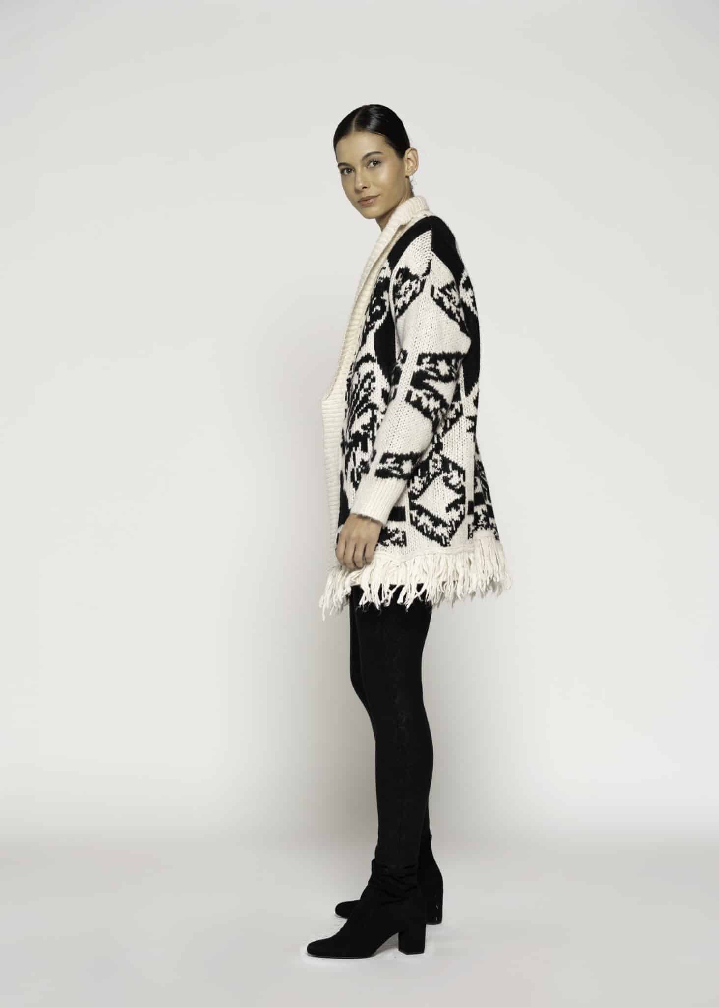Cardigan tejido crudo con estampado jacquard negro y flecos, modelo Formentera, frente abierto.