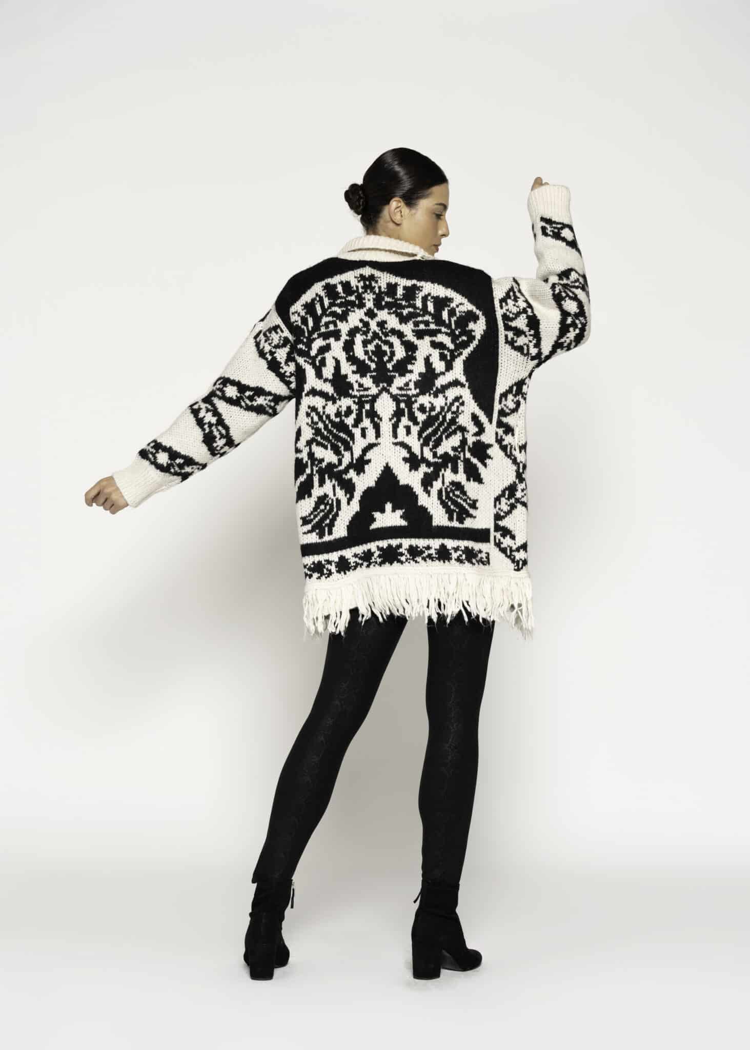 Cardigan tejido crudo con estampado jacquard negro y flecos, modelo Formentera, frente abierto.