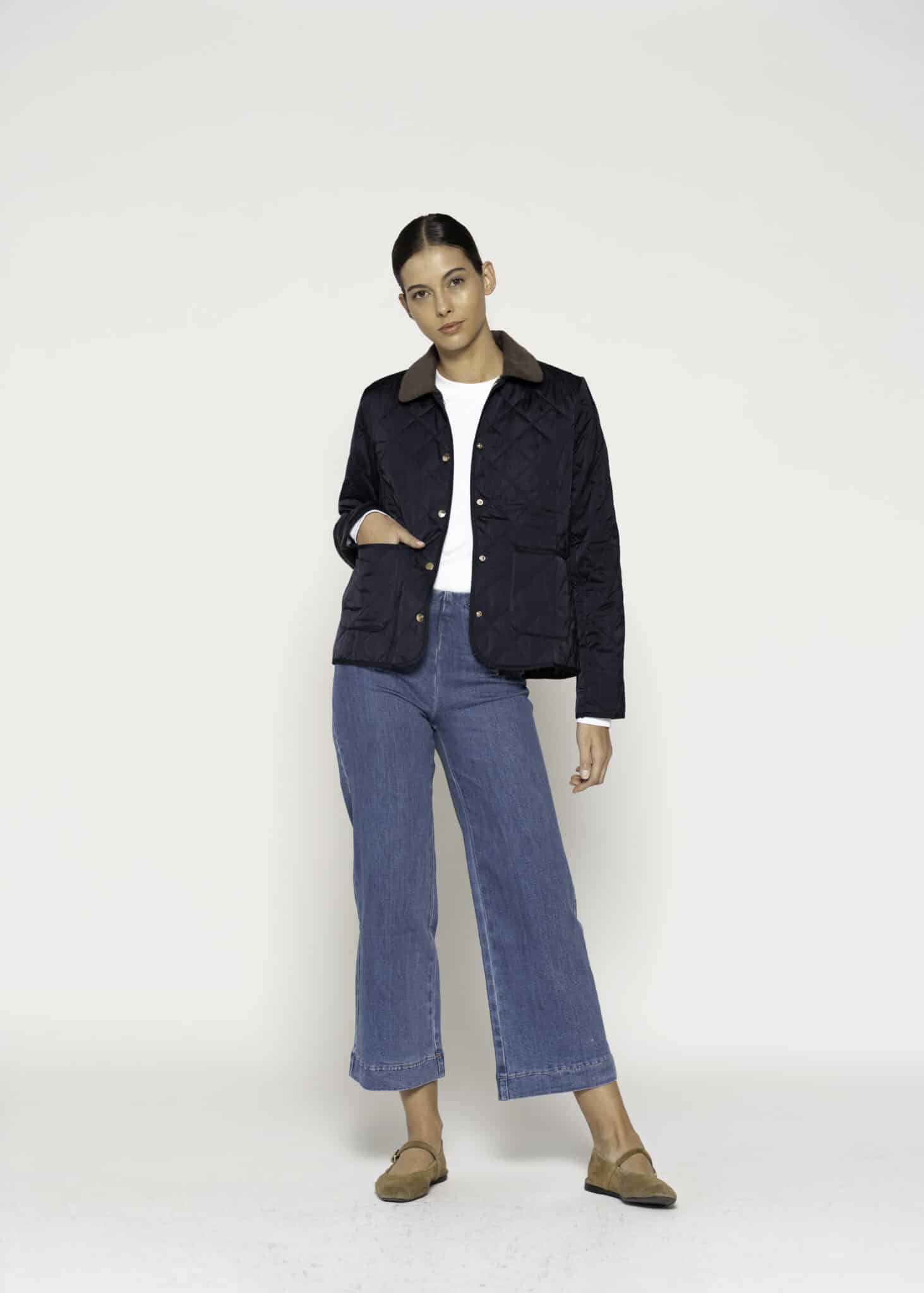 Chaqueta acolchada azul marino con cuello marrón y bolsillos, modelo Formentera, frente.