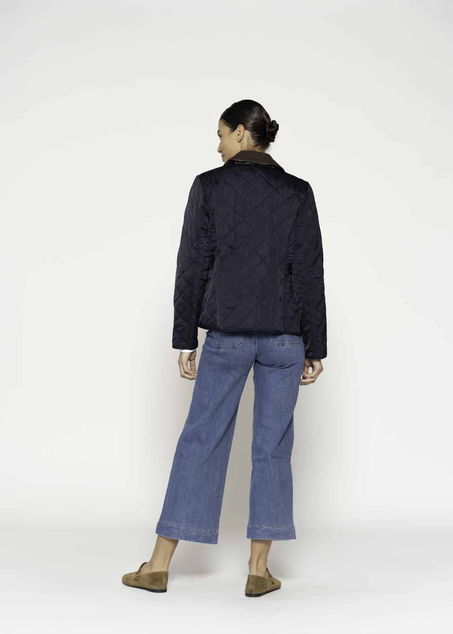 Chaqueta acolchada azul marino con cuello marrón y bolsillos, modelo Formentera, frente.