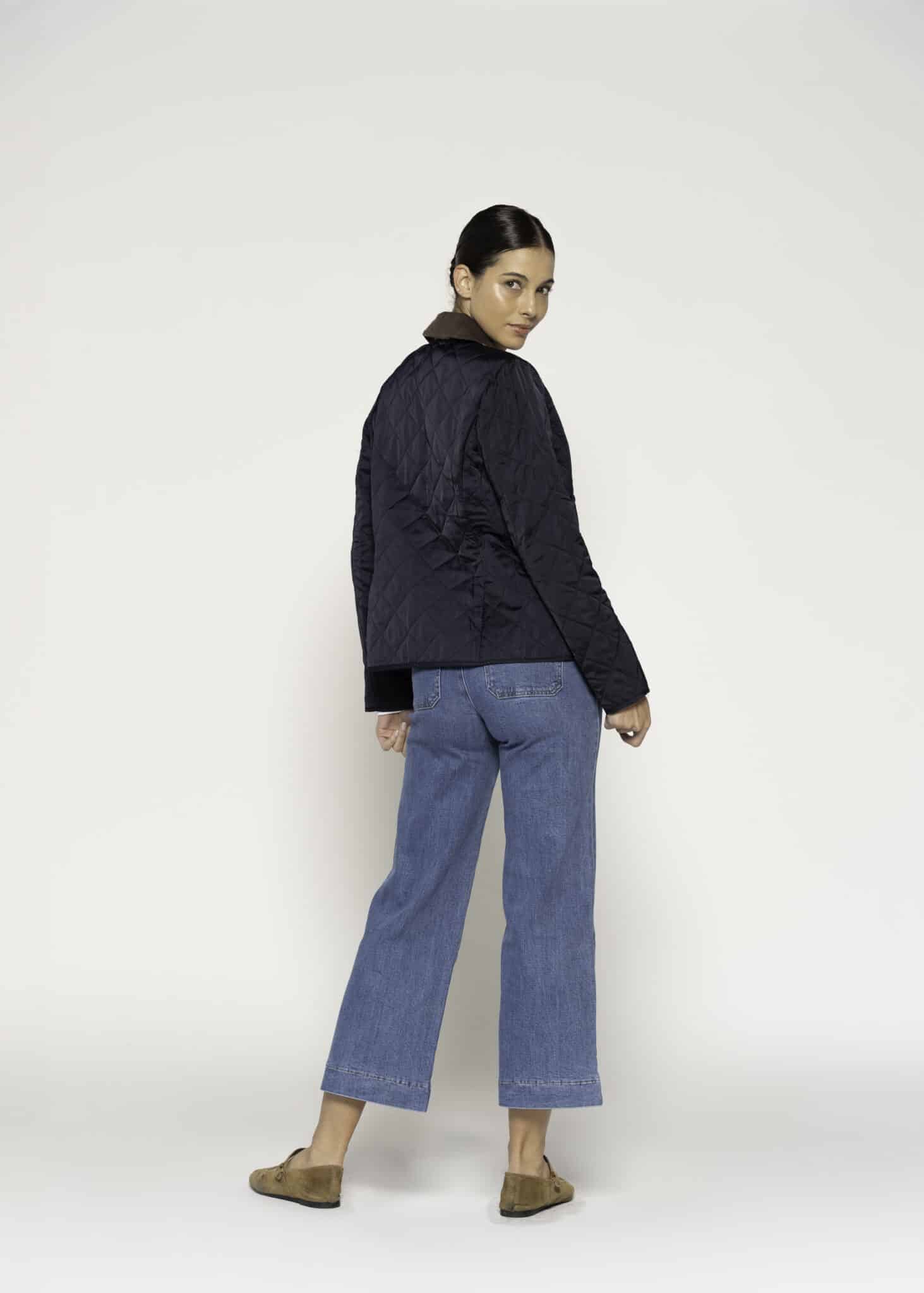 Chaqueta acolchada azul marino con cuello marrón y bolsillos, modelo Formentera, frente.