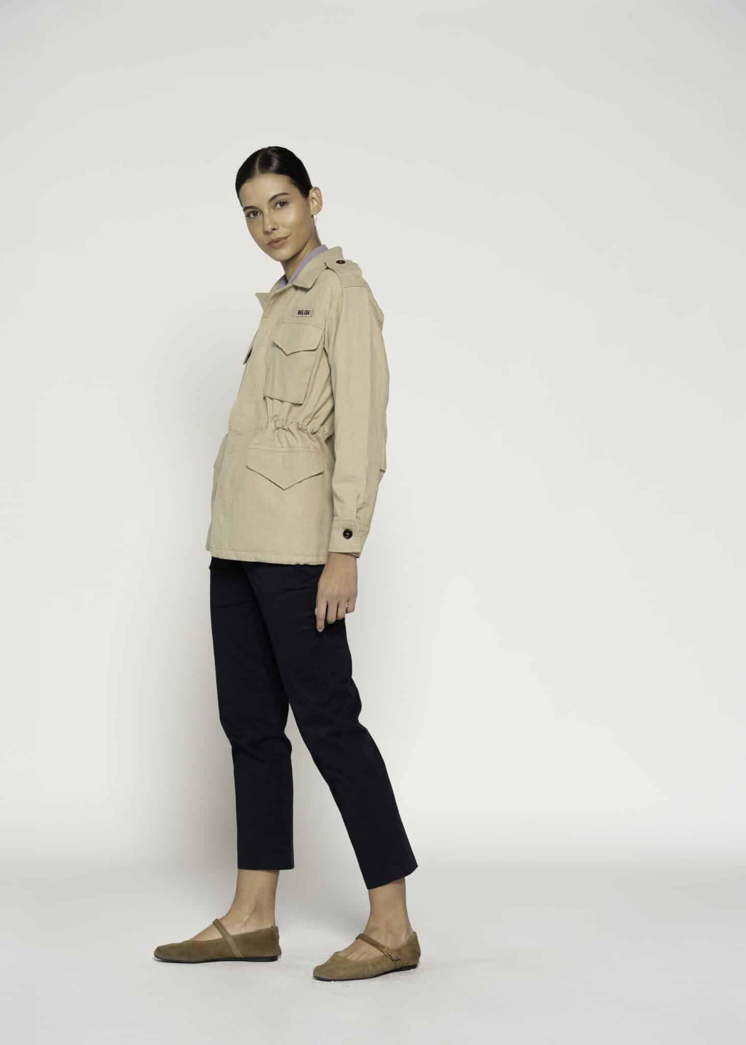 Chaqueta beige estilo militar con cuatro bolsillos frontales y hombreras, modelo Formentera.