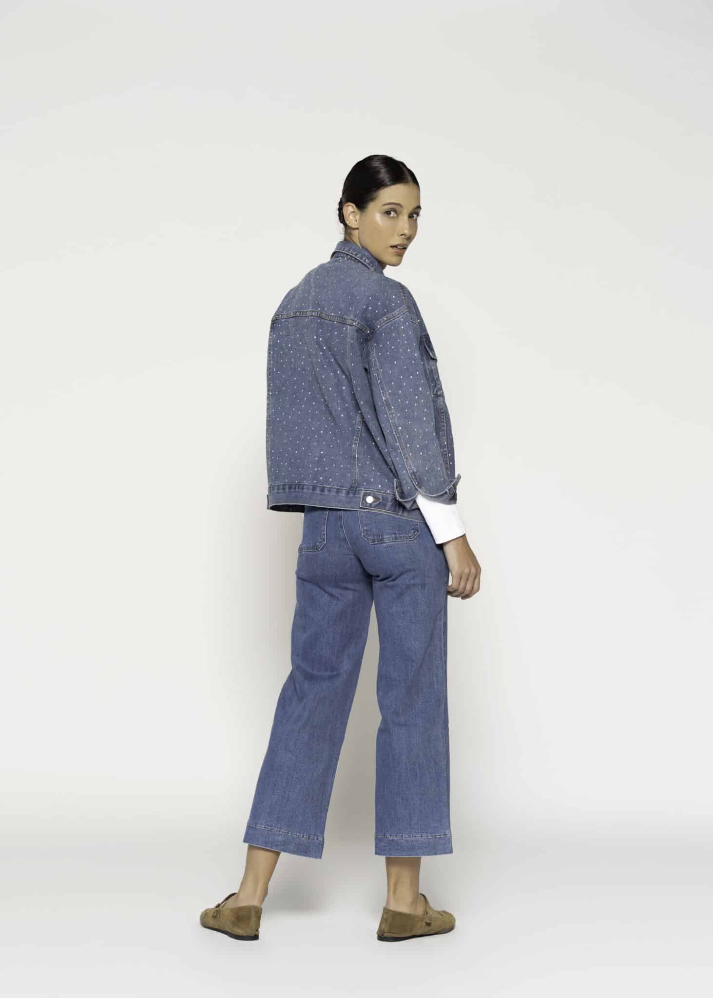 Chaqueta denim azul con tachas plateadas, bolsillos en el pecho y botones metálicos, modelo Formentera.