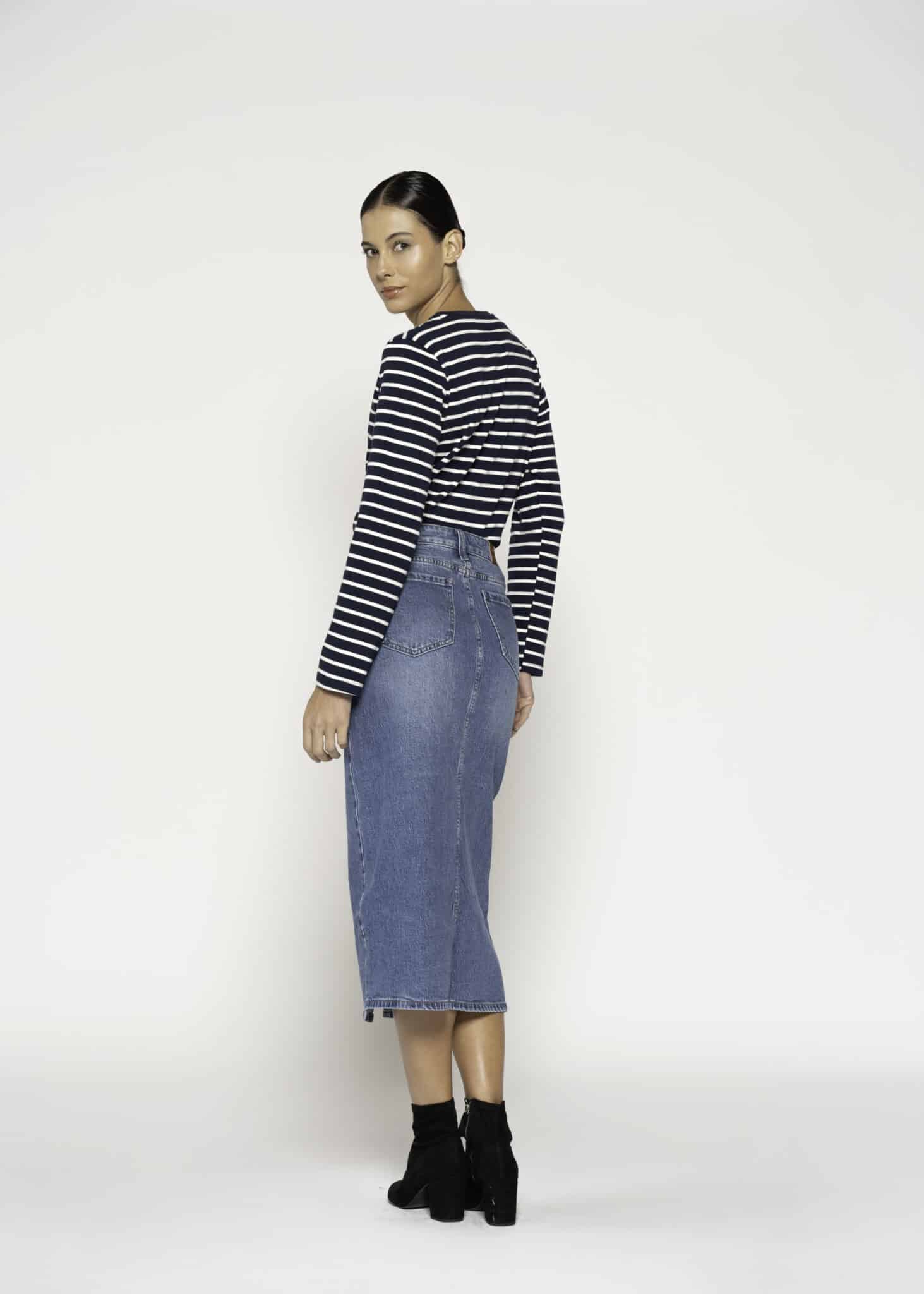 Falda denim azul medio con corte midi y abertura frontal, tiro alto, modelo Formentera.