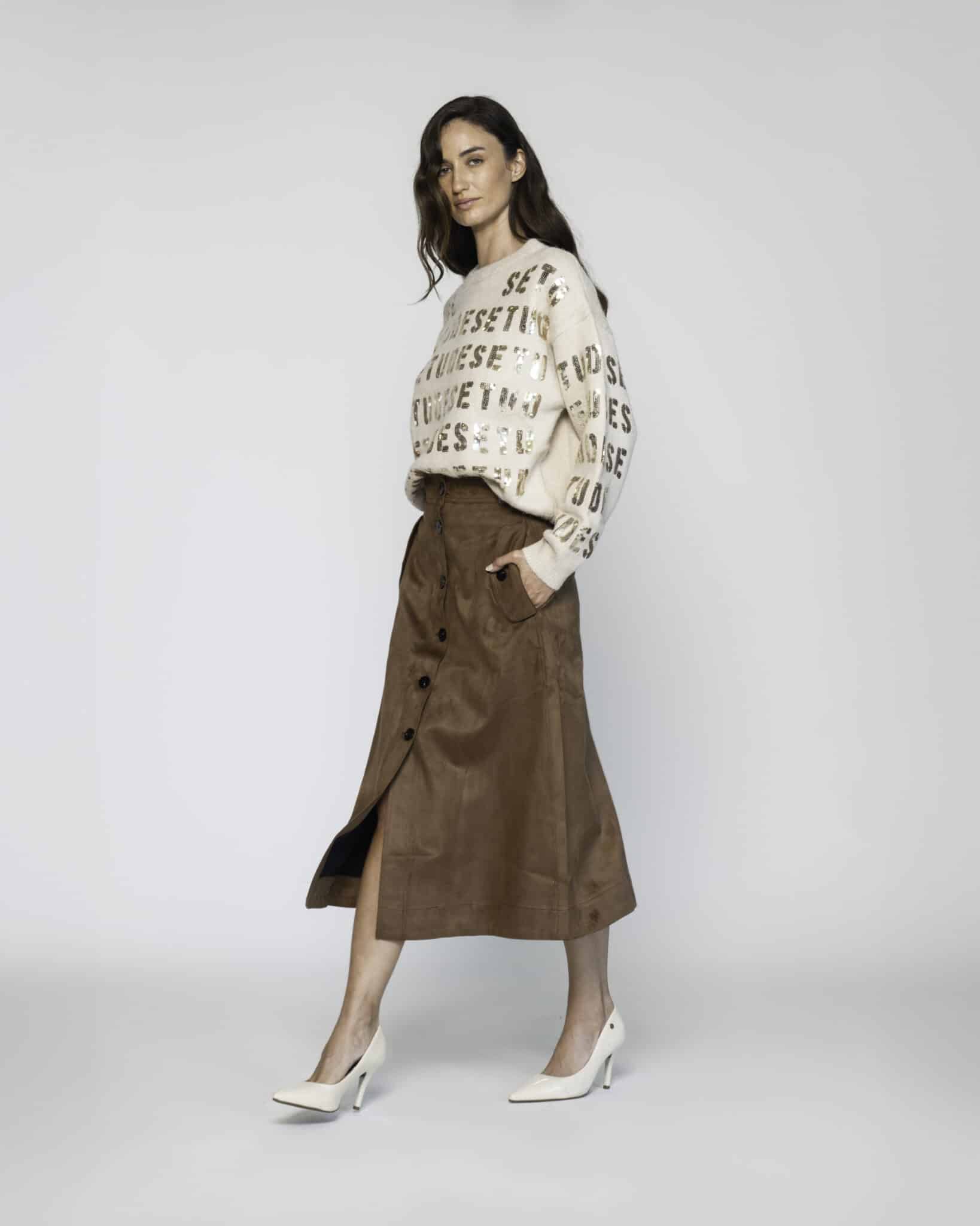 Falda midi camel con botones al frente y bolsillos laterales, modelo Formentera, vista frontal completa.
