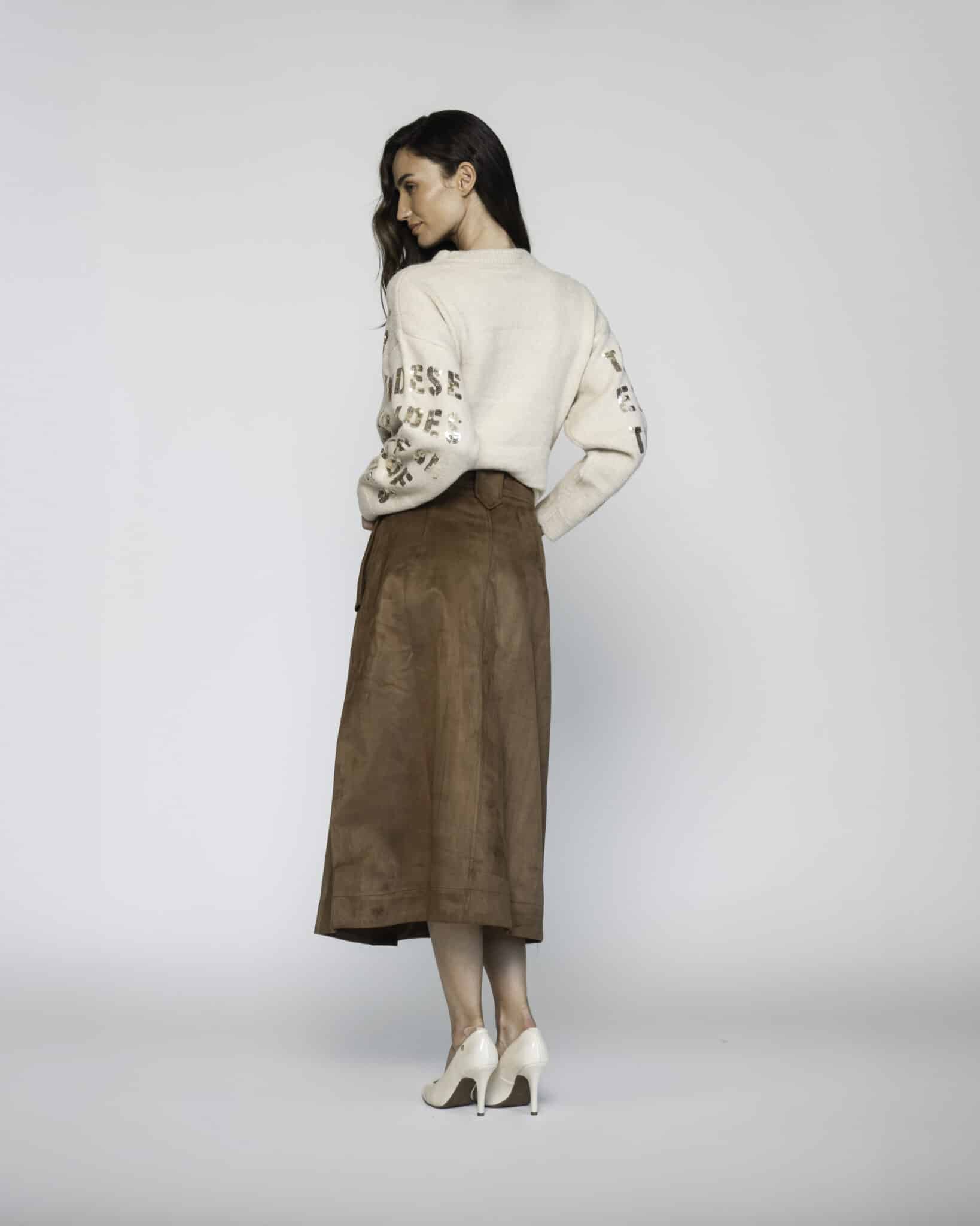Falda midi camel con botones al frente y bolsillos laterales, modelo Formentera, vista frontal completa.