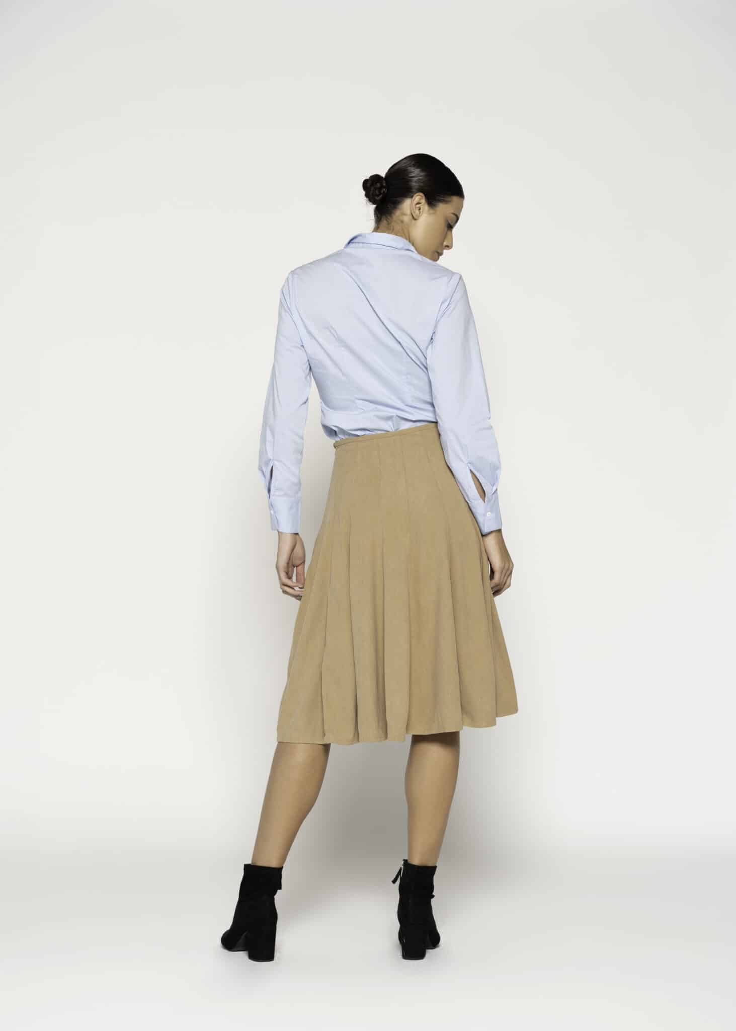 Falda midi camel con pliegues marcados, modelo Formentera, vista frontal completa.