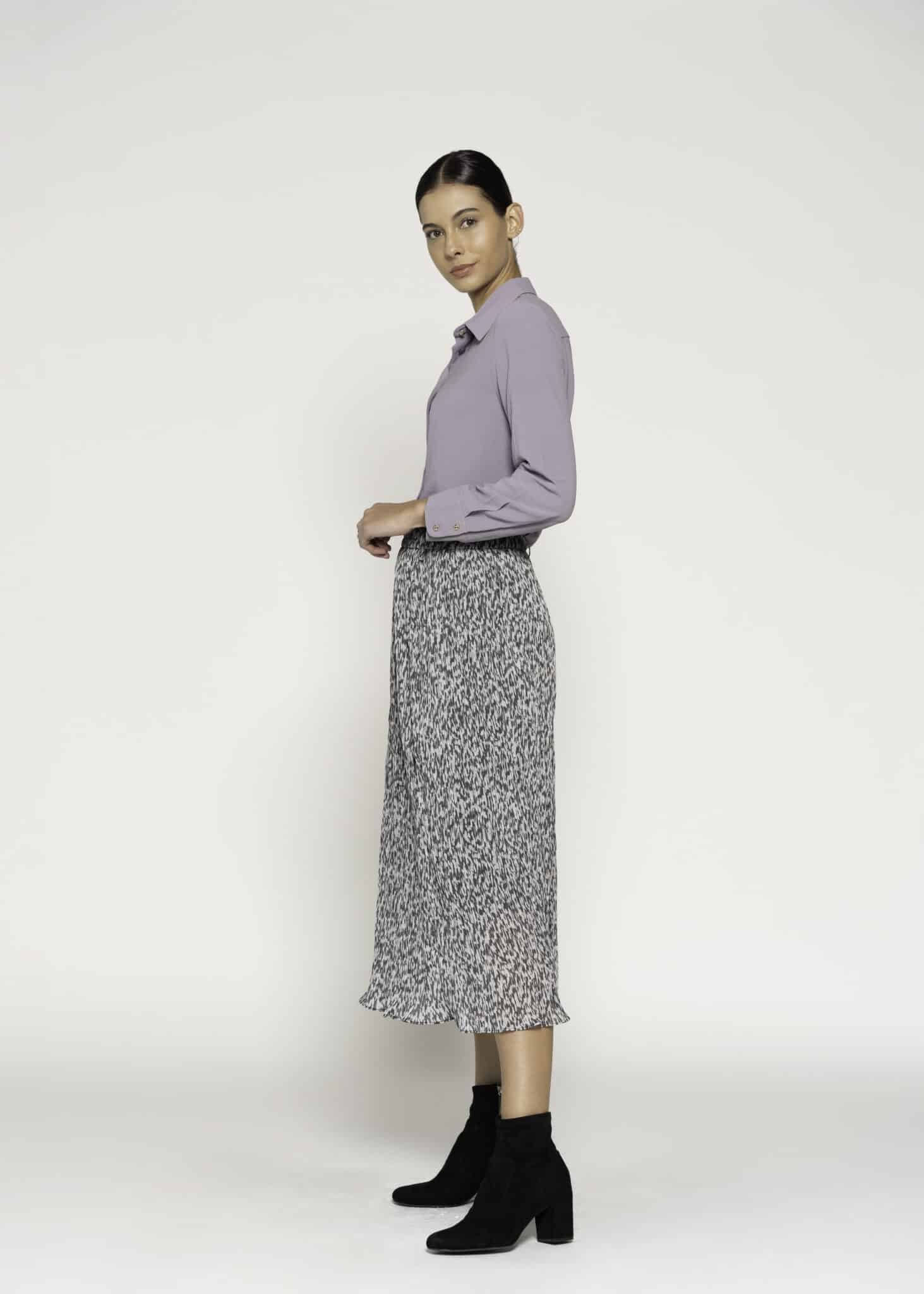 Falda midi con estampado blanco y negro, cintura elástica, modelo Formentera, vista frontal.