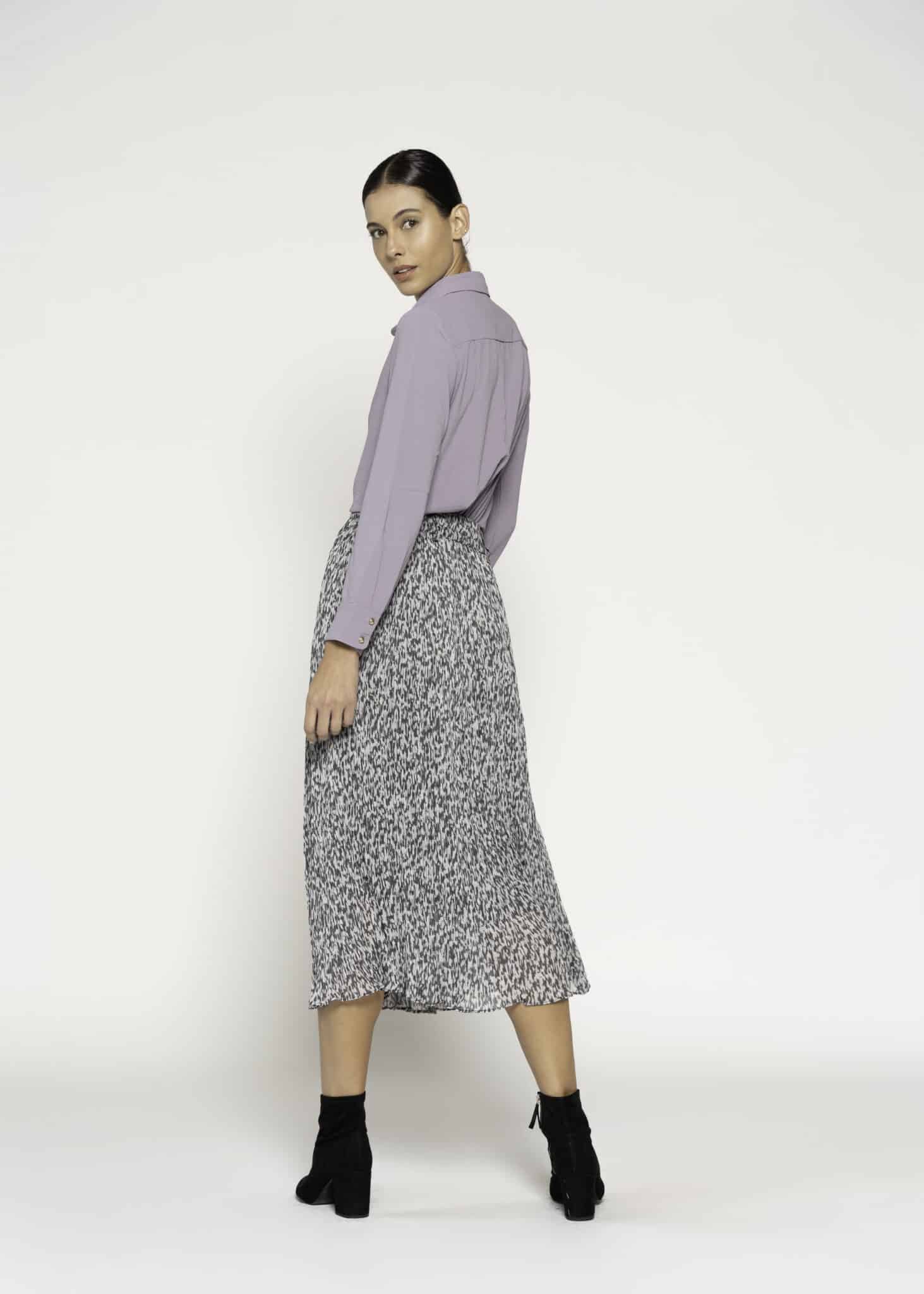 Falda midi con estampado blanco y negro, cintura elástica, modelo Formentera, vista frontal.