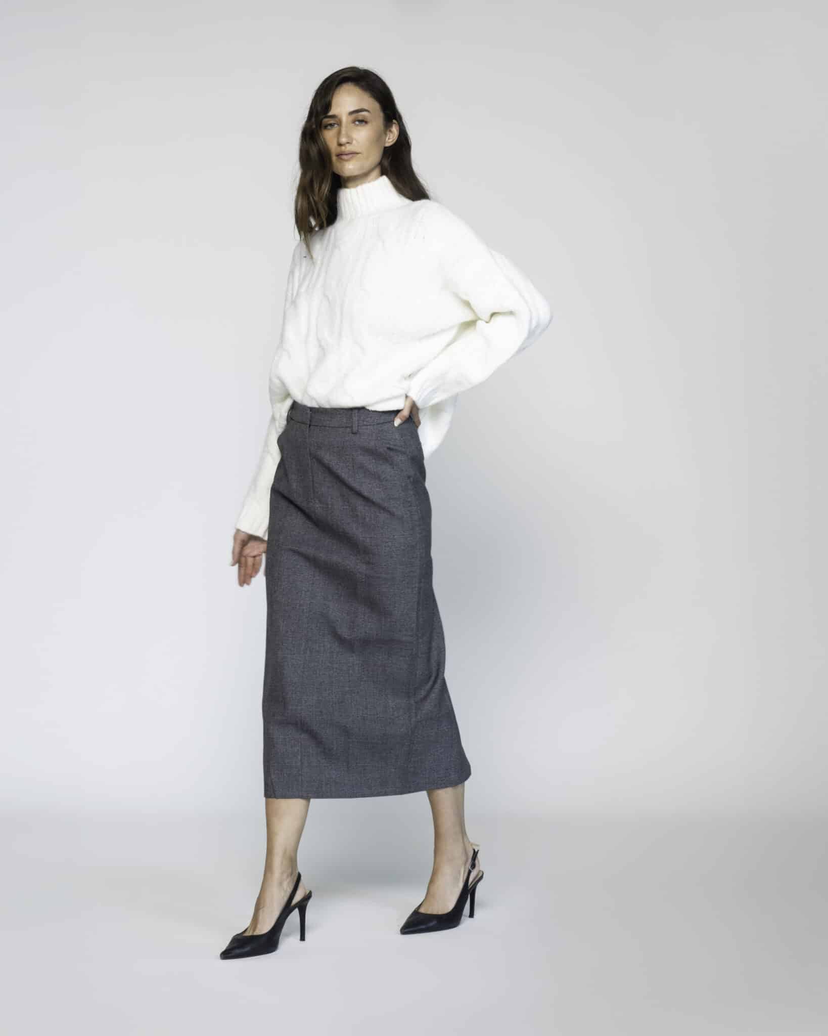 Falda midi gris de corte recto con cintura alta, modelo Formentera, vista frontal.