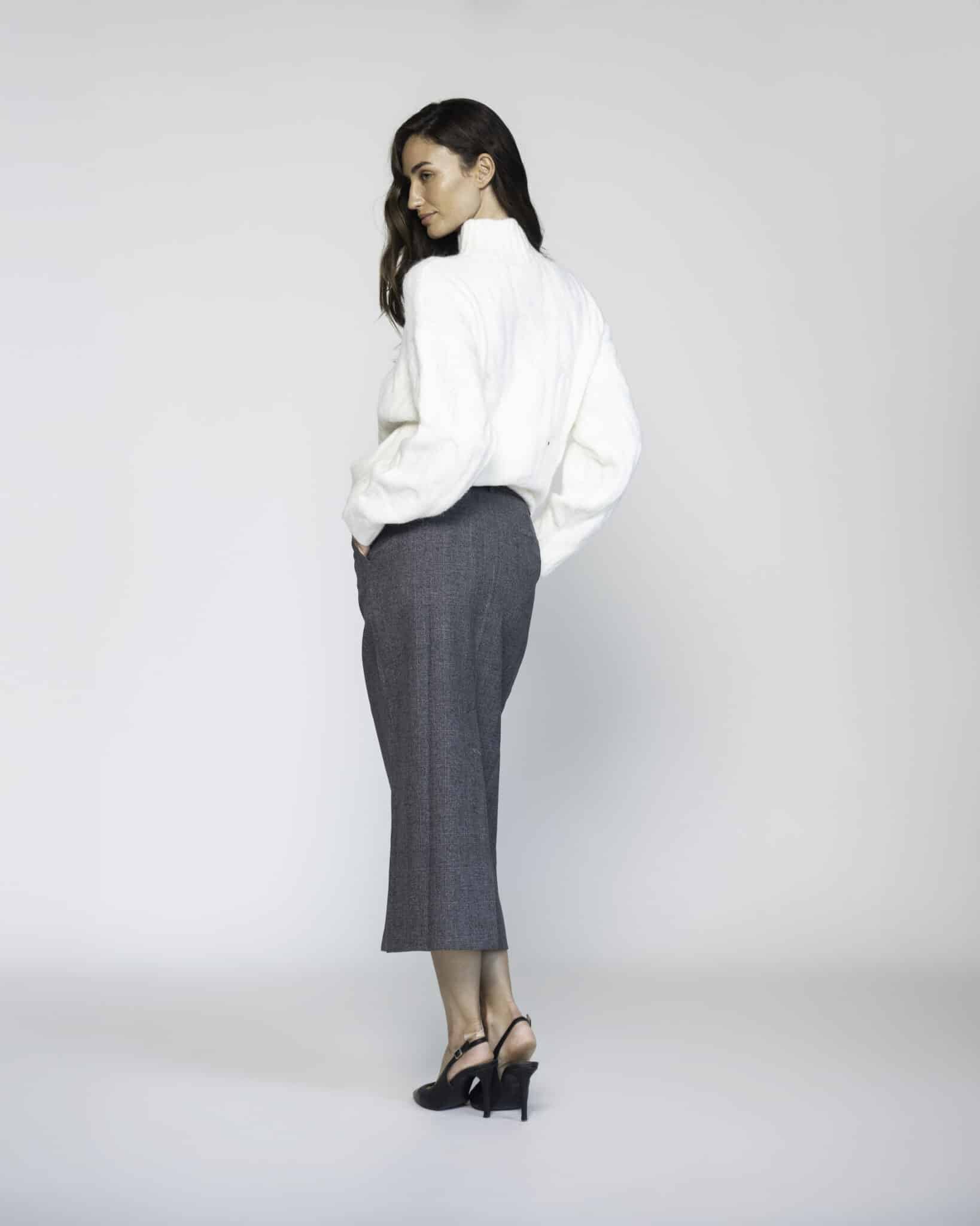 Falda midi gris de corte recto con cintura alta, modelo Formentera, vista frontal.
