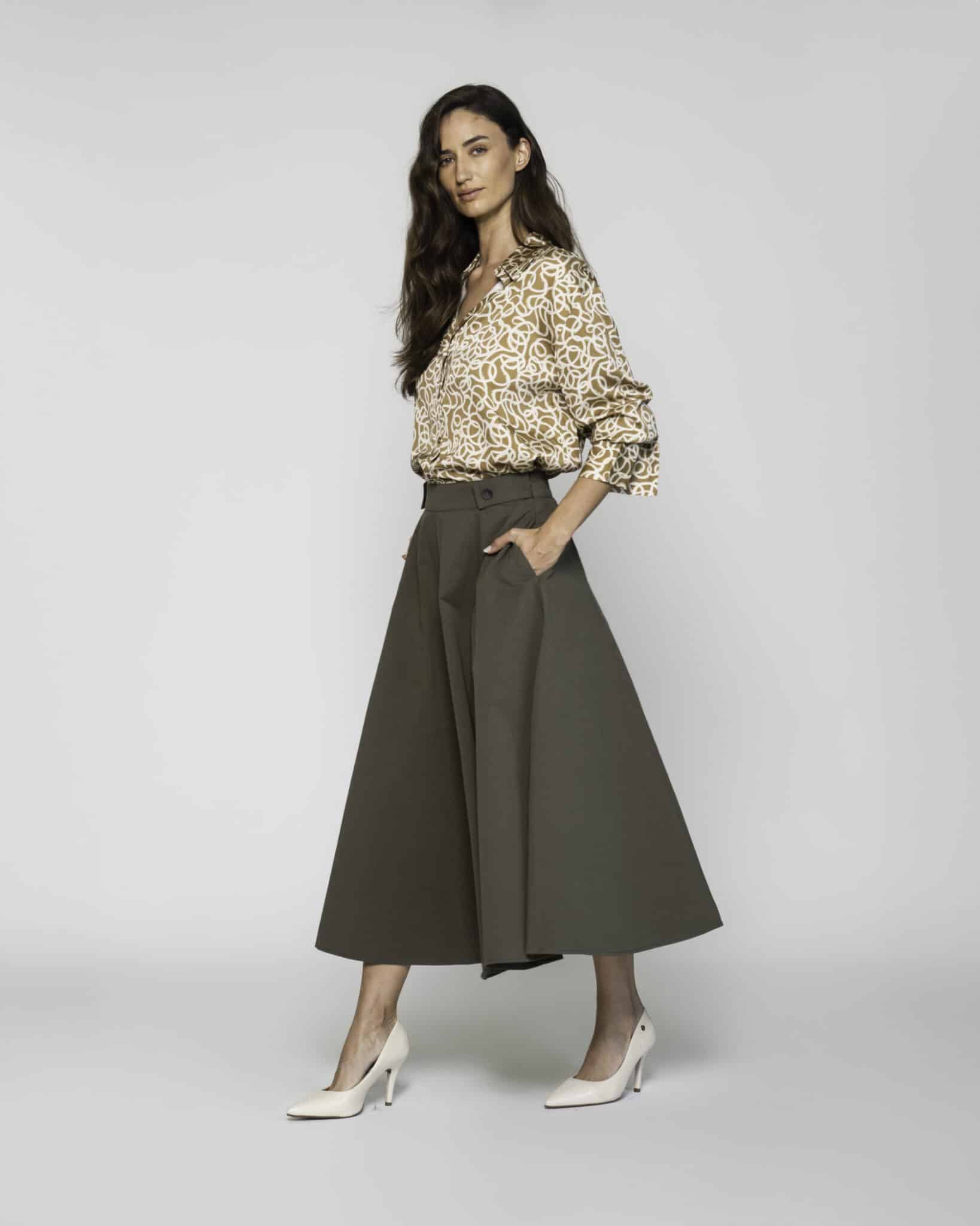 Falda midi verde militar con pliegues y cintura alta, modelo Formentera, vista frontal completa.