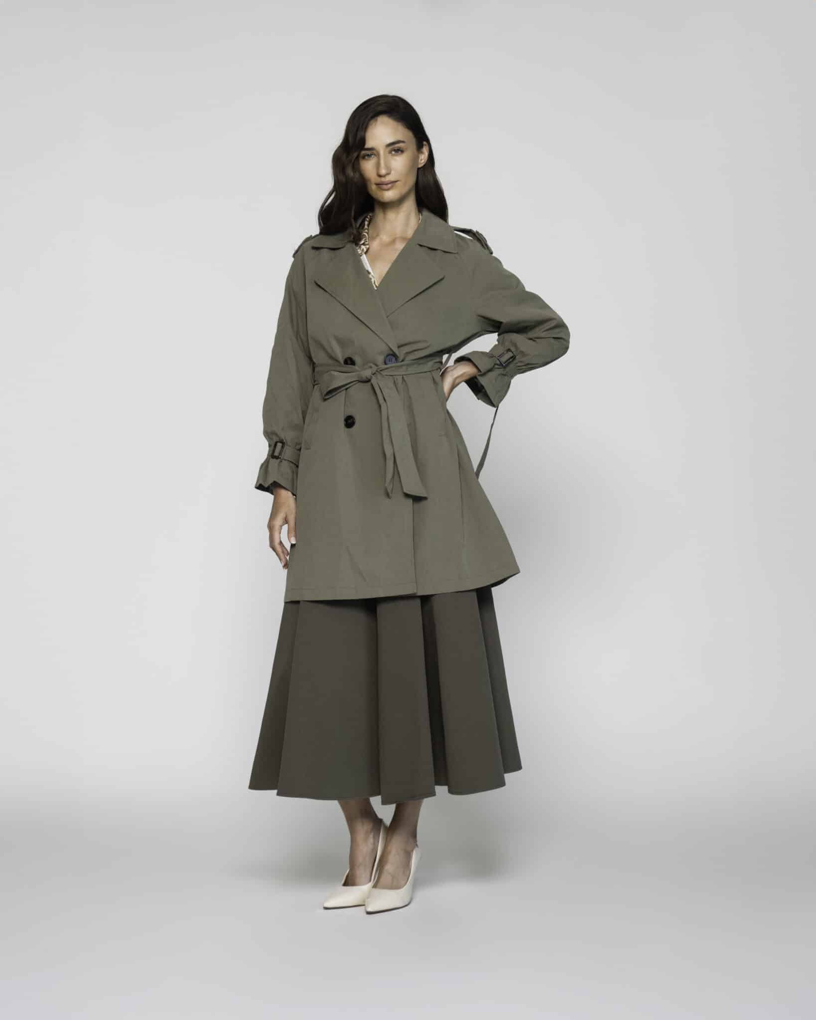Gabardina verde militar con cinturón y doble botonadura, modelo Formentera, vista frontal.