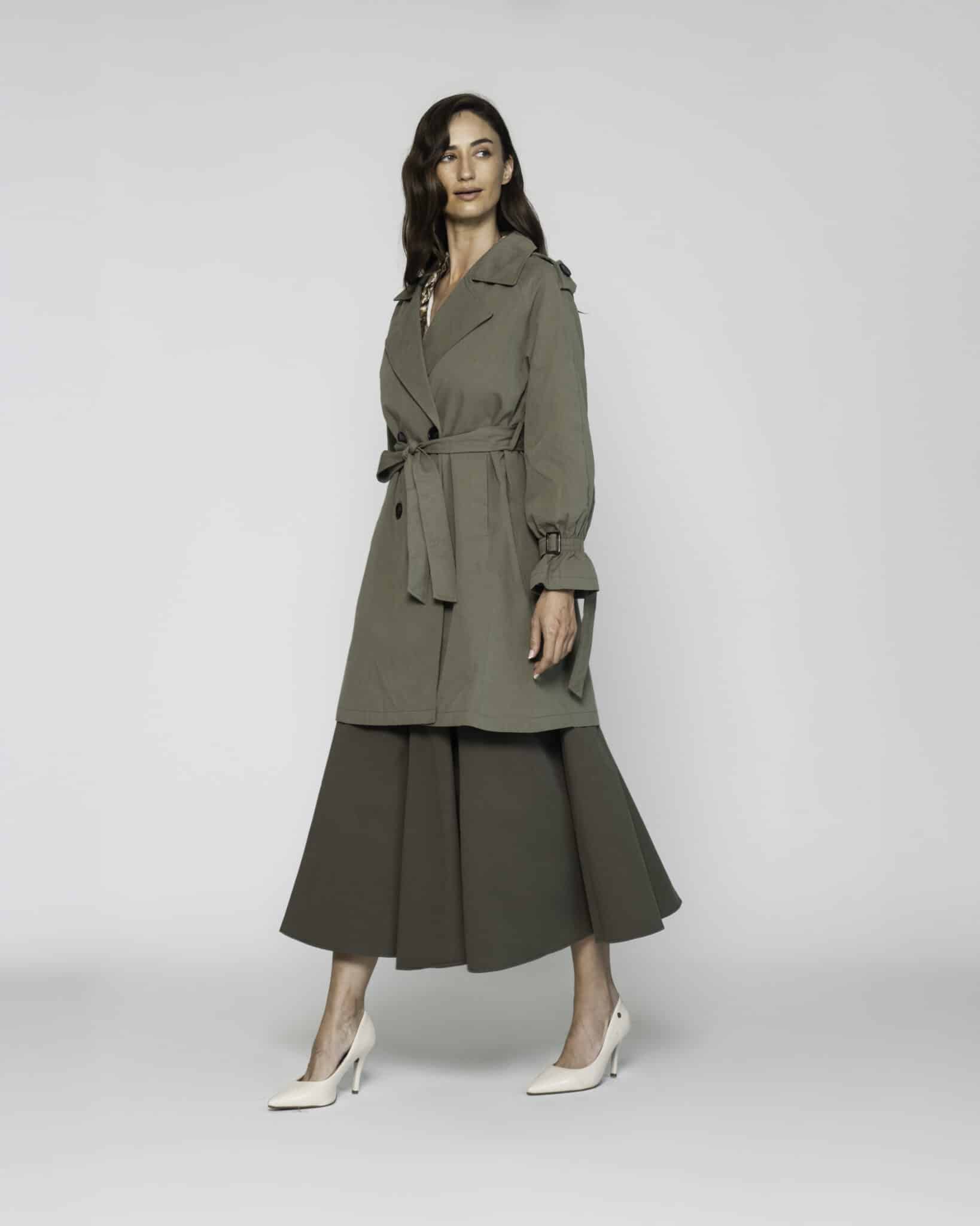 Gabardina verde militar con cinturón y doble botonadura, modelo Formentera, vista frontal.