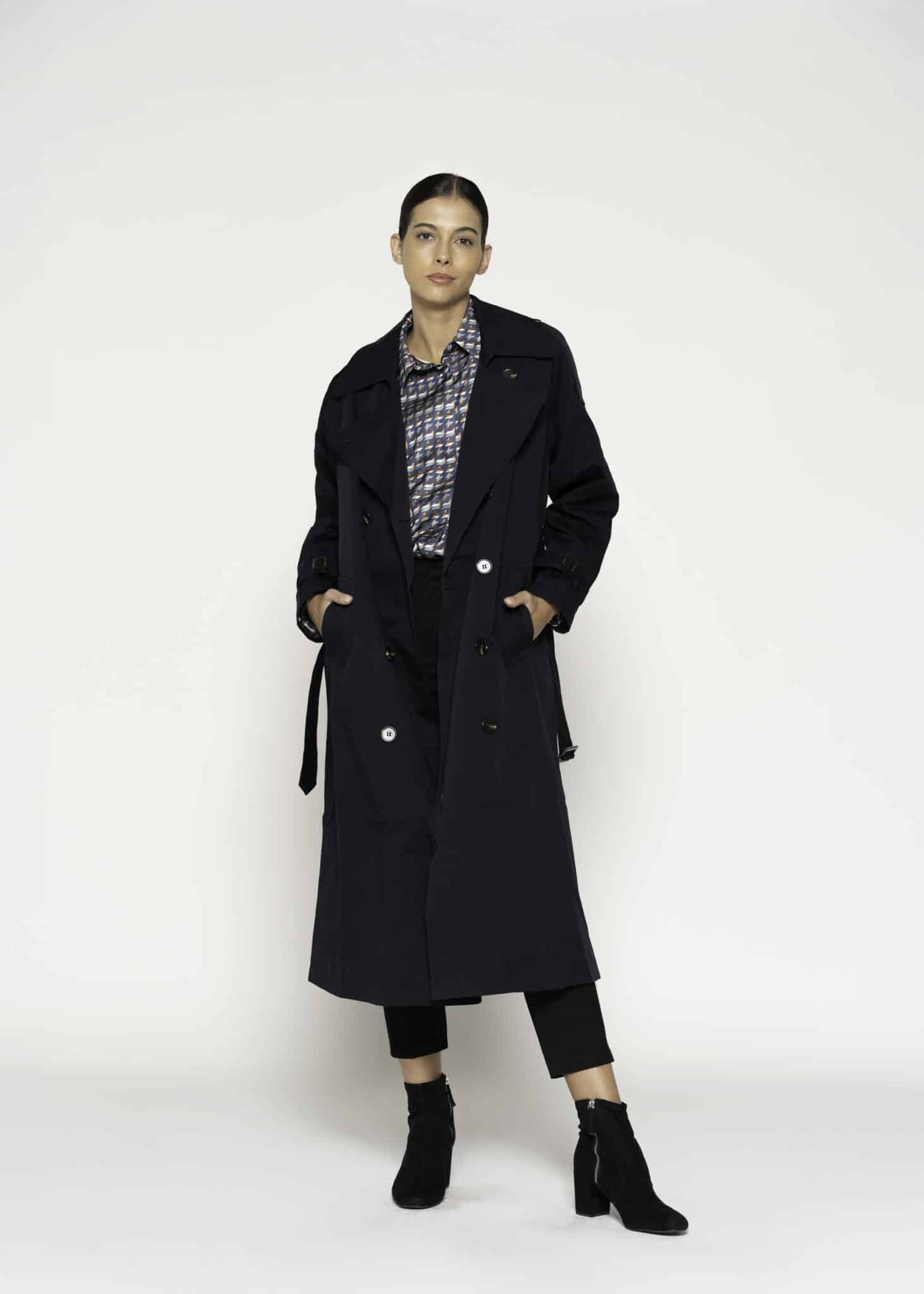 Impermeable largo negro con doble botonadura y cinturón, modelo Formentera, frente completo.